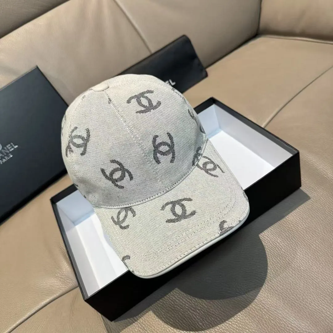 p90., Chanel (Chanel) classic original baseball cap, classic double C, 1:1 mold opening and customization at the counter, original canvas fabric + first layer of cowhide, light and breathable! The quality is great, the basic head circumference is 56cm, and the patch is adjustable.