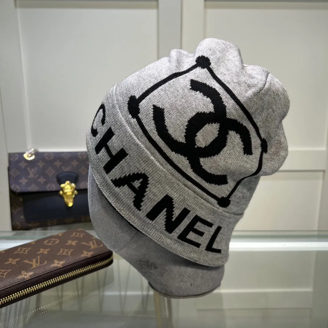 P44 comes with dust bag. CHANEL🎩cashmere wool quality knitted hat, fashionable, good quality, high-end, super soft! Super hot💖The texture is great and it’s great to match when out on the street! Fashion trends! A must-have item for autumn and winter, get it now!