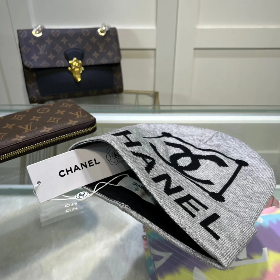 P44 comes with dust bag. CHANEL🎩cashmere wool quality knitted hat, fashionable, good quality, high-end, super soft! Super hot💖The texture is great and it’s great to match when out on the street! Fashion trends! A must-have item for autumn and winter, get it now!