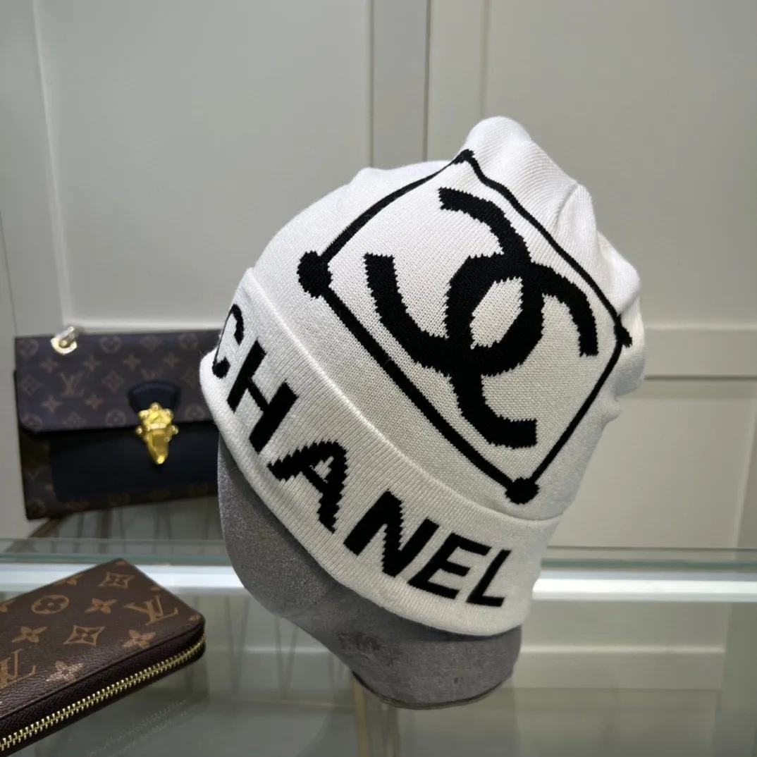 P44 comes with dust bag. CHANEL🎩cashmere wool quality knitted hat, fashionable, good quality, high-end, super soft! Super hot💖The texture is great and it’s great to match when out on the street! Fashion trends! A must-have item for autumn and winter, get it now!