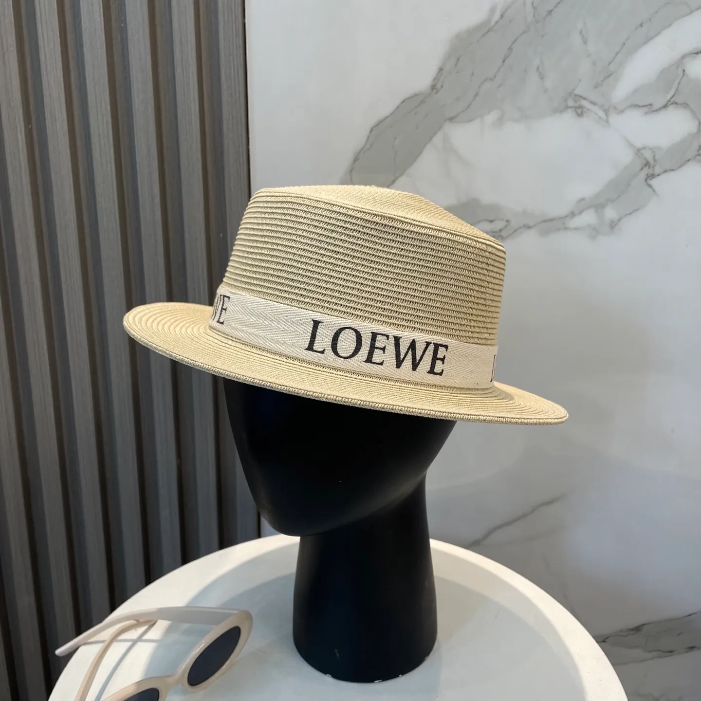 P80 CHANEL high-end flat-top straw hat is versatile and does not matter the face shape. The flat brim does not block the line of sight. It is more practical. It is easy to wear for daily use and travel. It has an Instagram style. Especially photogenic. It has an adjustment strap inside.