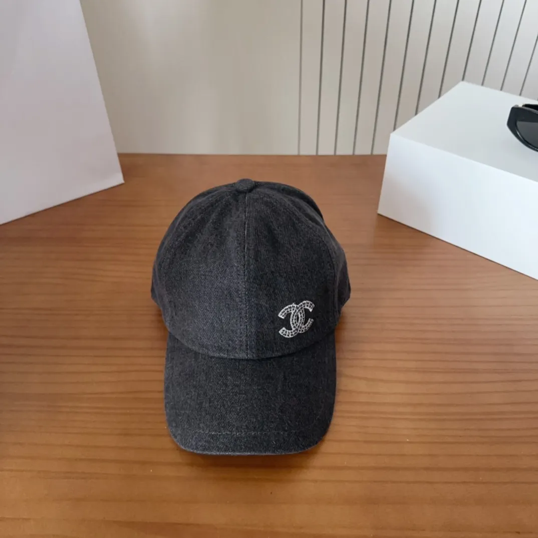 💰60 CHANEL Chanel’s new style🆕 Denim blue retro style baseball cap🔸 Take it out for holiday travel and look beautiful❕ Second-hand style. This kind of hat is not easy to match 😬 Ready in stock