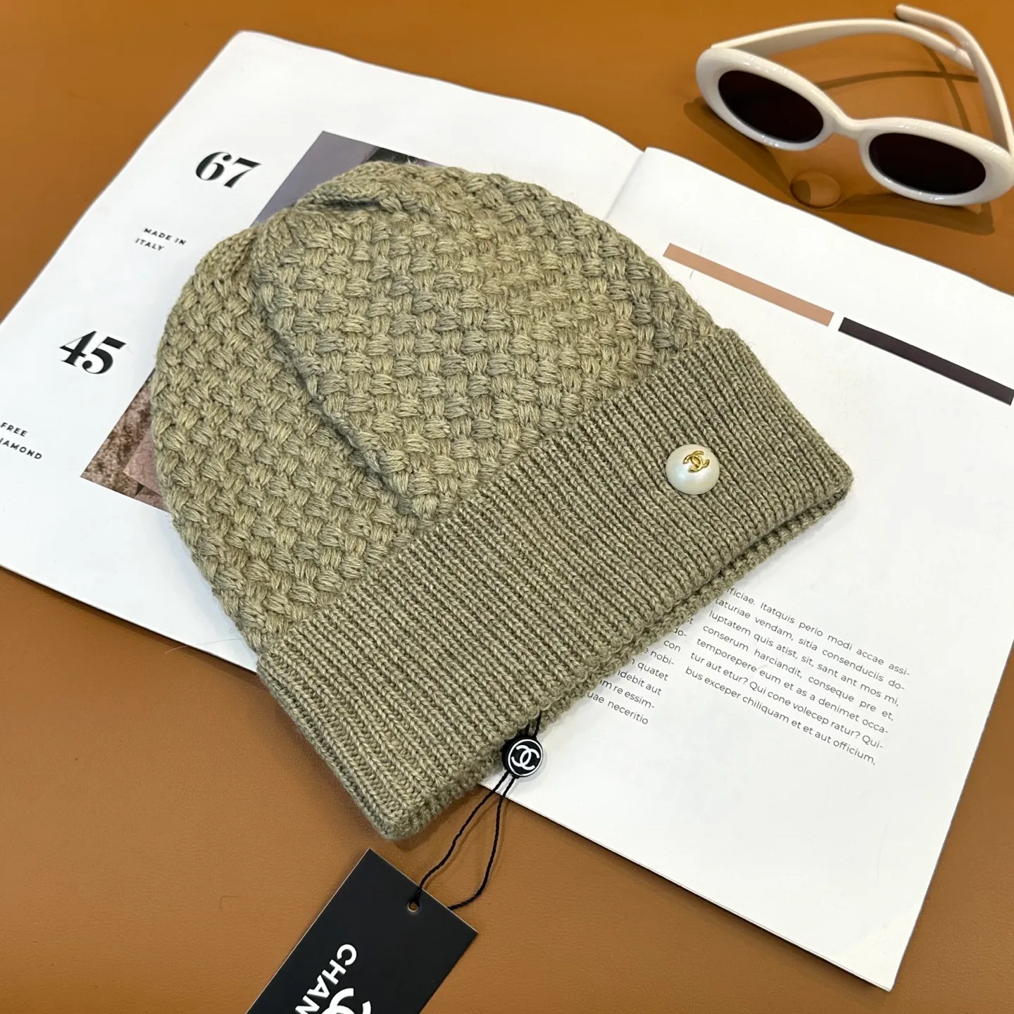 P70 Chanel official website quality Chanel autumn and winter fashion blogger recommended knitted hat, which hides a quiet sense of luxury. Every line is neat and generous, simple but not simple, generous and stylish. Every detail shows high-end taste, and the sense of fashion becomes more and more intriguing in the restraint.