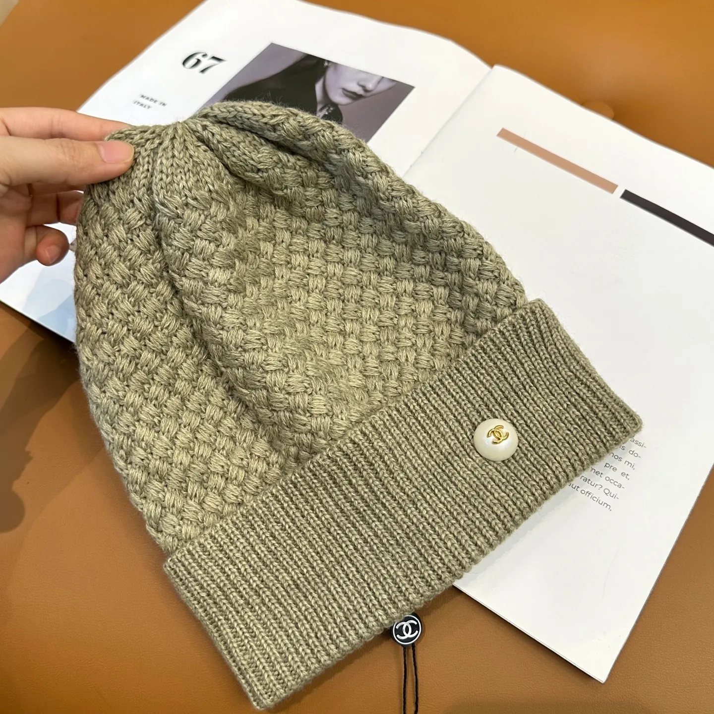 P70 Chanel official website quality Chanel autumn and winter fashion blogger recommended knitted hat, which hides a quiet sense of luxury. Every line is neat and generous, simple but not simple, generous and stylish. Every detail shows high-end taste, and the sense of fashion becomes more and more intriguing in the restraint.
