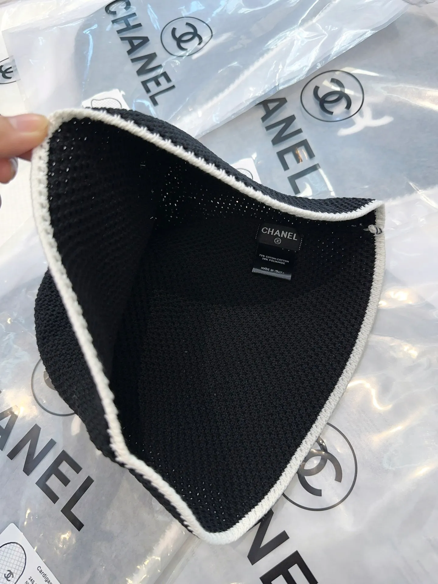 P280 The popular 🔥 fashionable little item on the Internet, the Chanel 25c high version bucket hat is here, versatile colors + lambskin leather logo, it is really textured, and the key point is that it looks super good when worn. It is super small in appearance, French style for celebrities, can be worn in all seasons 👍👍👍 Foldable and storage