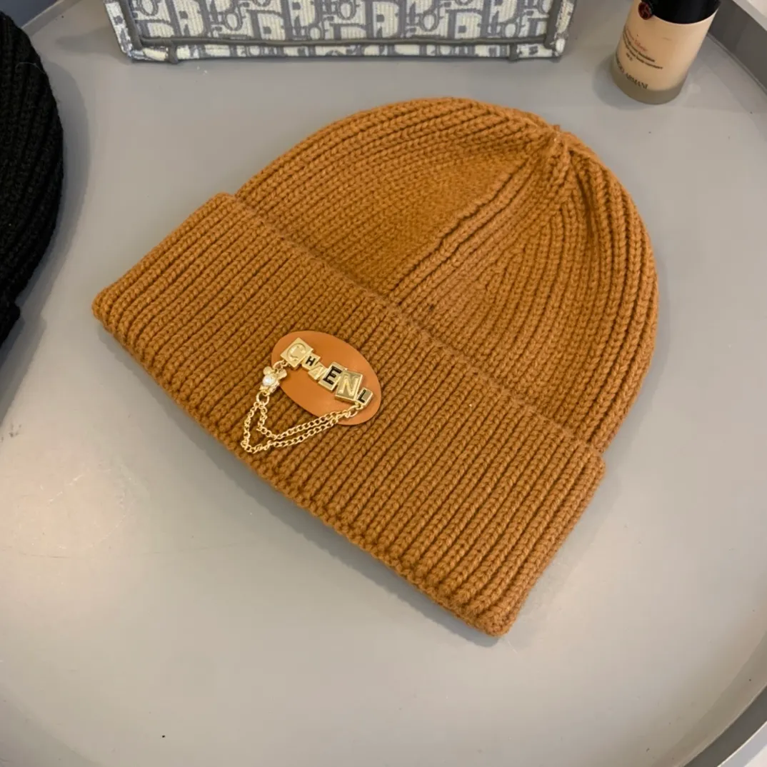 p80 Chanel counter new model, Xiaoxiang's new towel embroidered logo knitted beanie, the same style as the famous fashion bloggers, cute, fashionable and versatile! The most beautiful cold colors in autumn and winter, very good-looking! High elasticity, no limit on head circumference!! Material: mixed cotton, head circumference: 55-58cm