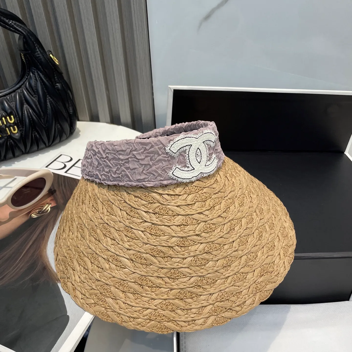 P70 Chanel's new hollow top hat, sweet style 💙Because the hat is hollow, you won't feel stuffy in summer and it doesn't pick up your hairstyle and face shape! The sun protection effect is no less than that of a professional sun protection cloth hat. Just buy the western style one🙄