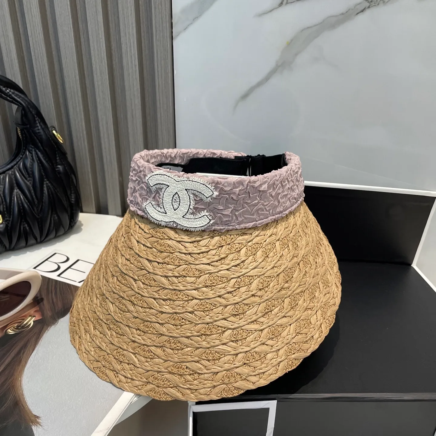 P70 Chanel's new hollow top hat, sweet style 💙Because the hat is hollow, you won't feel stuffy in summer and it doesn't pick up your hairstyle and face shape! The sun protection effect is no less than that of a professional sun protection cloth hat. Just buy the western style one🙄