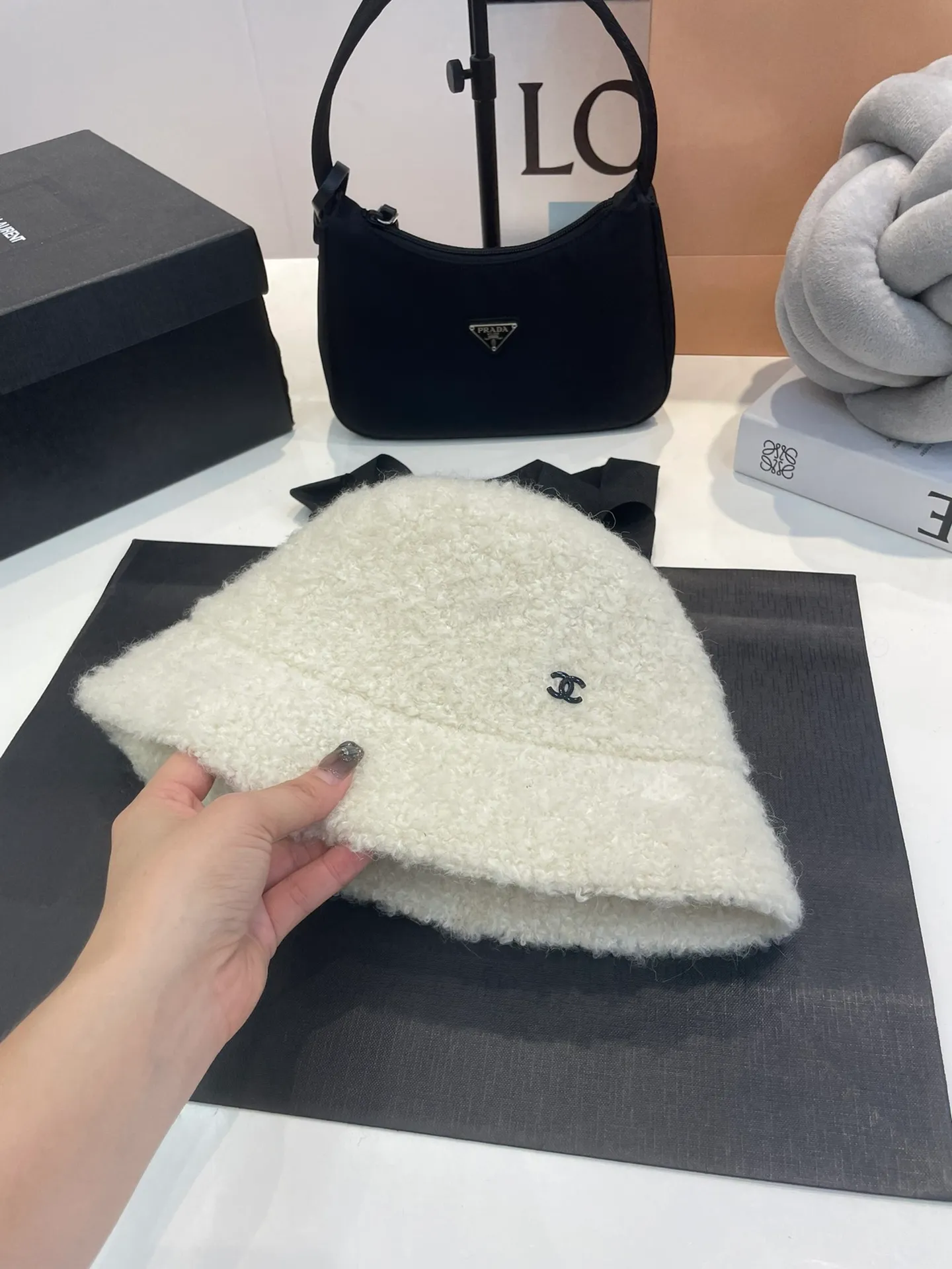 P60 CHANEL Chanel 2023 new autumn and winter new lamb wool small fragrance bucket hat, the big-name model is super easy to match, hurry up and get it!