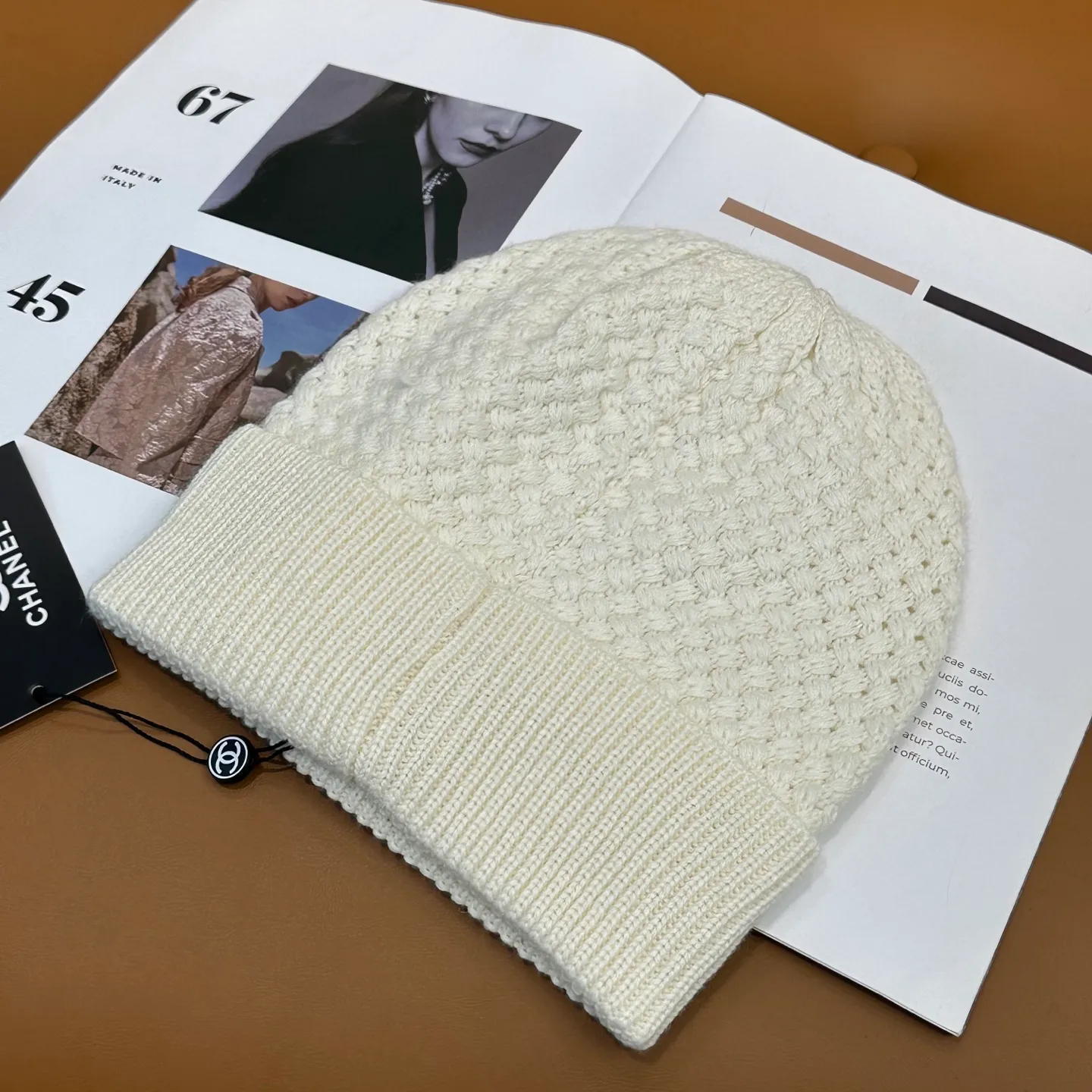 P70 Chanel official website quality Chanel autumn and winter fashion blogger recommended knitted hat, which hides a quiet sense of luxury. Every line is neat and generous, simple but not simple, generous and stylish. Every detail shows high-end taste, and the sense of fashion becomes more and more intriguing in the restraint.