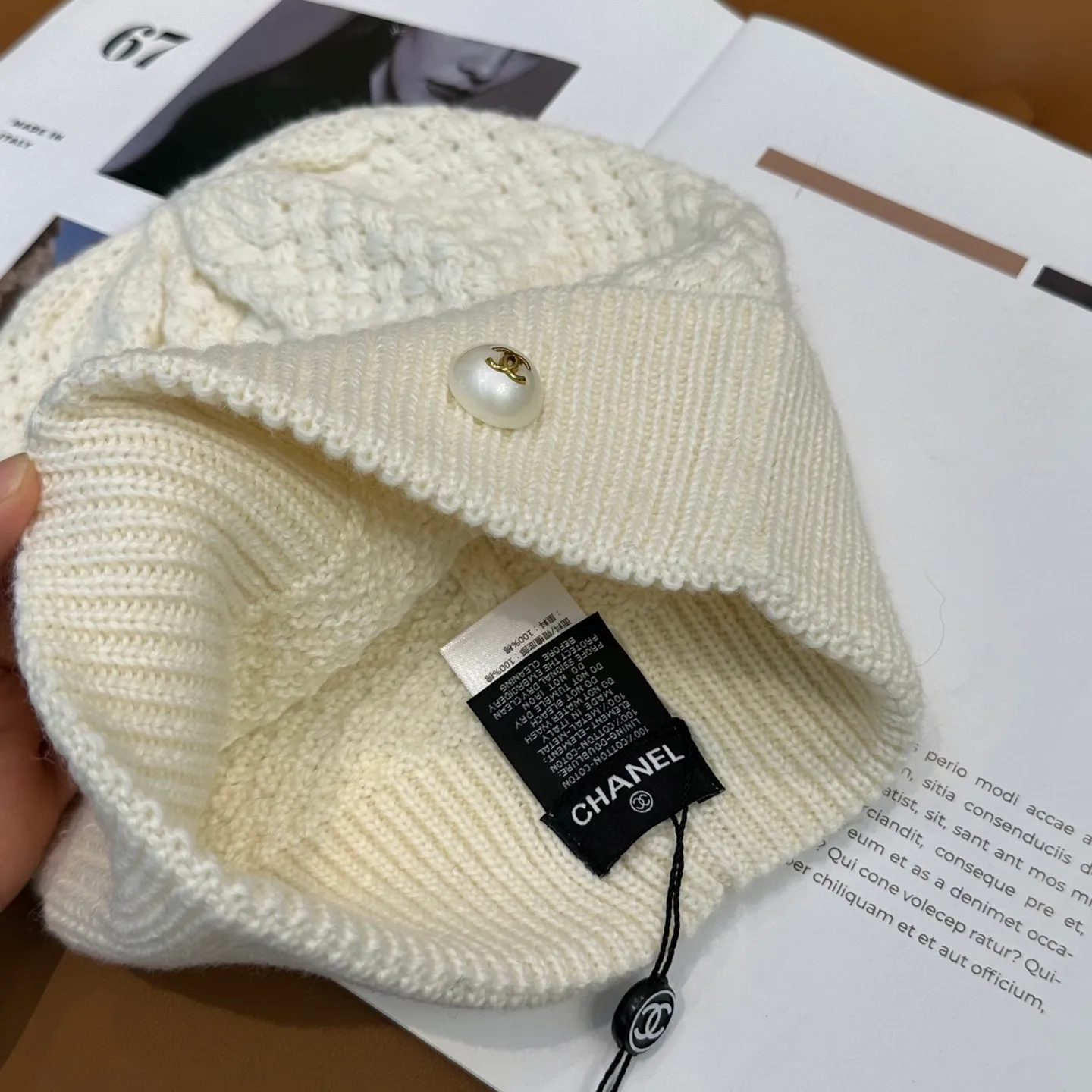 P70 Chanel official website quality Chanel autumn and winter fashion blogger recommended knitted hat, which hides a quiet sense of luxury. Every line is neat and generous, simple but not simple, generous and stylish. Every detail shows high-end taste, and the sense of fashion becomes more and more intriguing in the restraint.