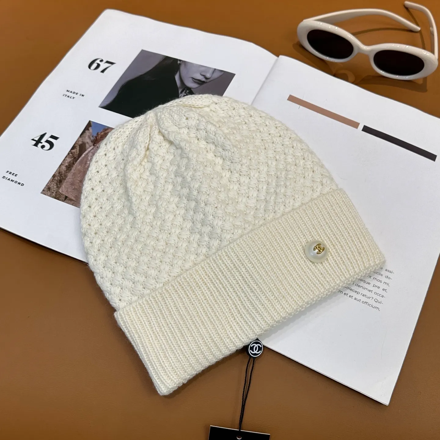 P70 Chanel official website quality Chanel autumn and winter fashion blogger recommended knitted hat, which hides a quiet sense of luxury. Every line is neat and generous, simple but not simple, generous and stylish. Every detail shows high-end taste, and the sense of fashion becomes more and more intriguing in the restraint.