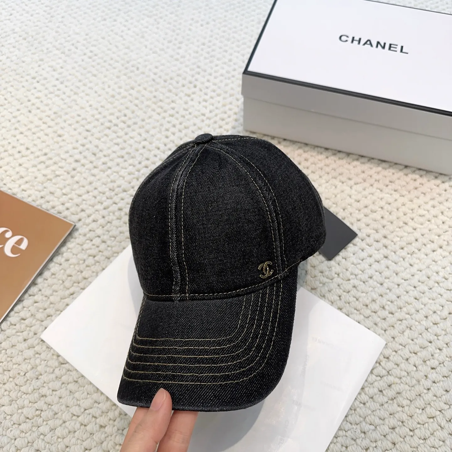 P60 CHANEL Chanel new style 🆕denim blue retro style baseball cap 🧢🔸 Take it out for holiday travel and look beautiful❕ Second-hand style. This kind of hat is not easy to match 😬 Ready in stock