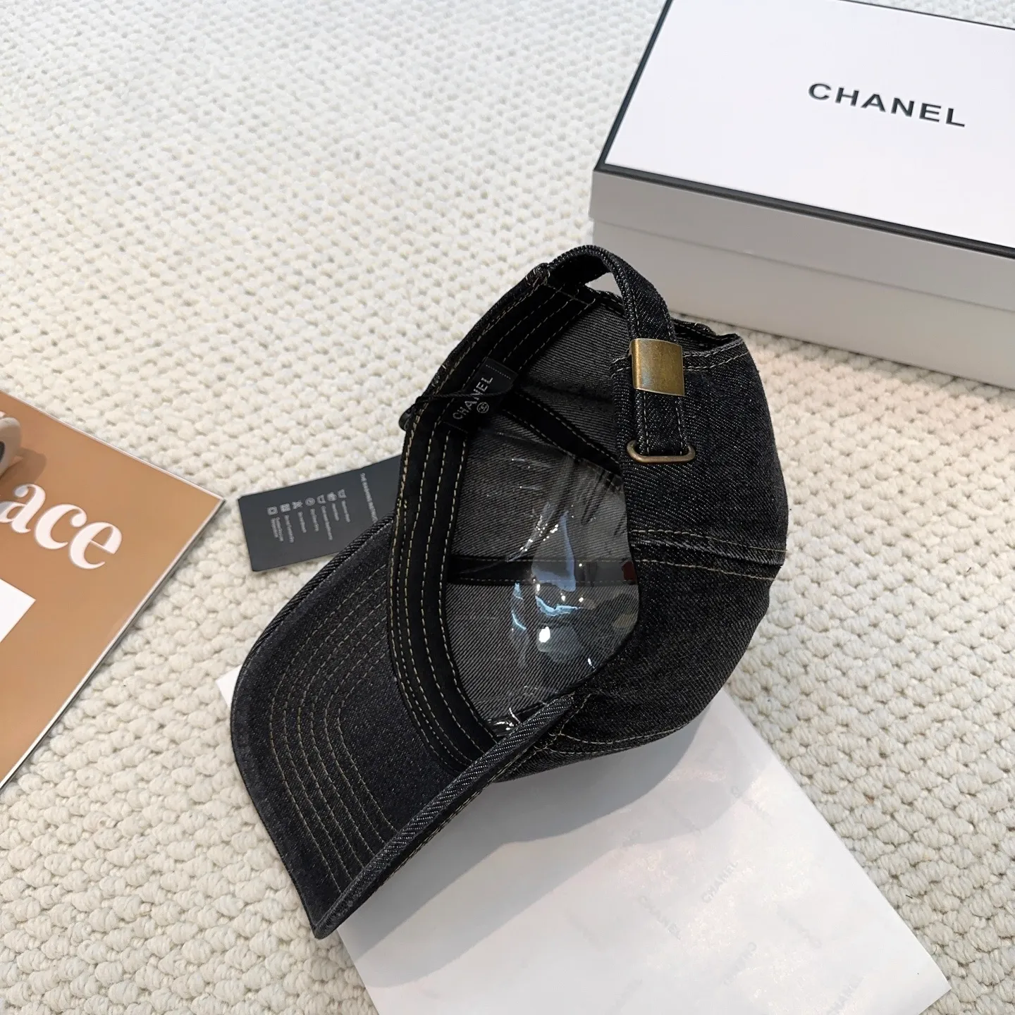 P60 CHANEL Chanel new style 🆕denim blue retro style baseball cap 🧢🔸 Take it out for holiday travel and look beautiful❕ Second-hand style. This kind of hat is not easy to match 😬 Ready in stock