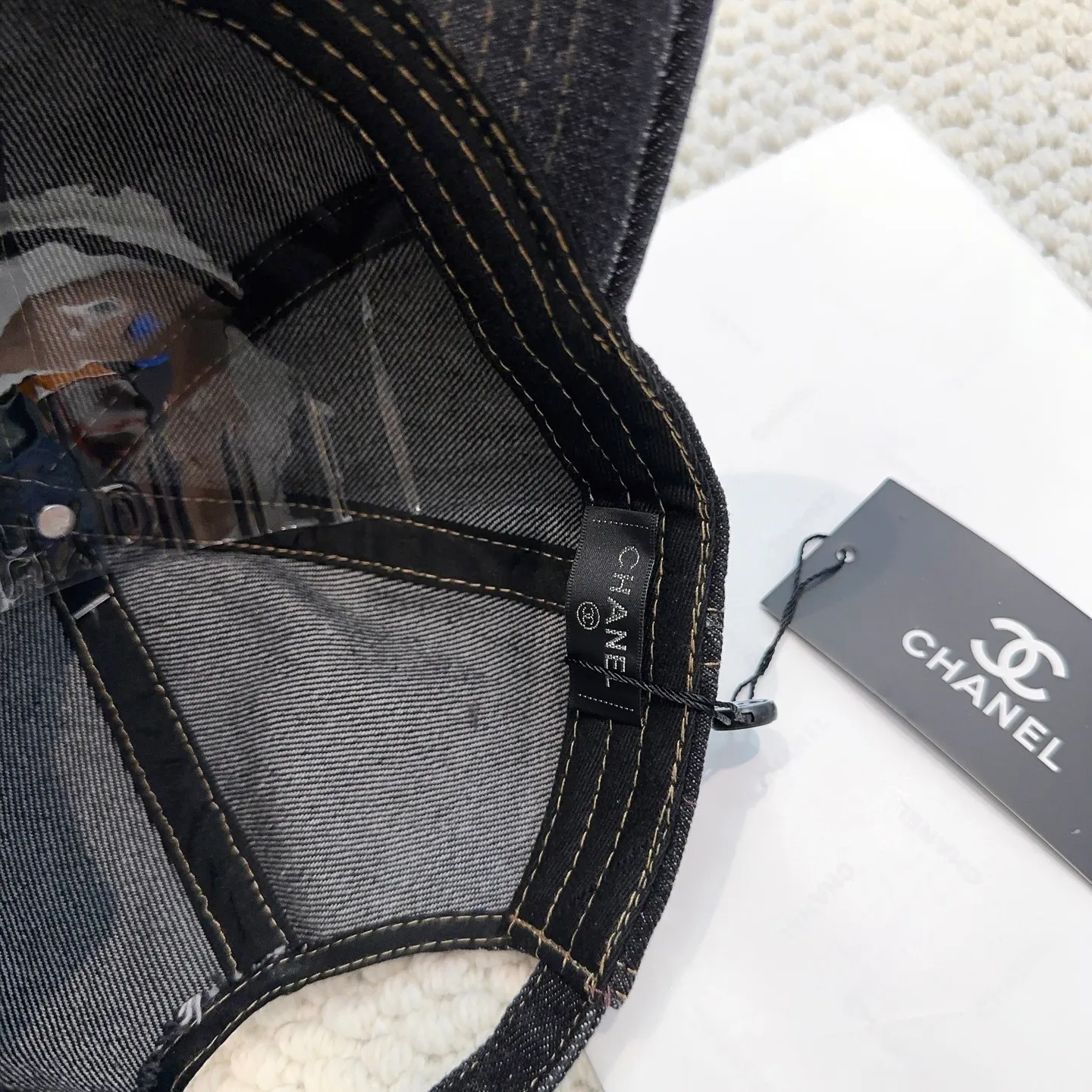 P60 CHANEL Chanel new style 🆕denim blue retro style baseball cap 🧢🔸 Take it out for holiday travel and look beautiful❕ Second-hand style. This kind of hat is not easy to match 😬 Ready in stock