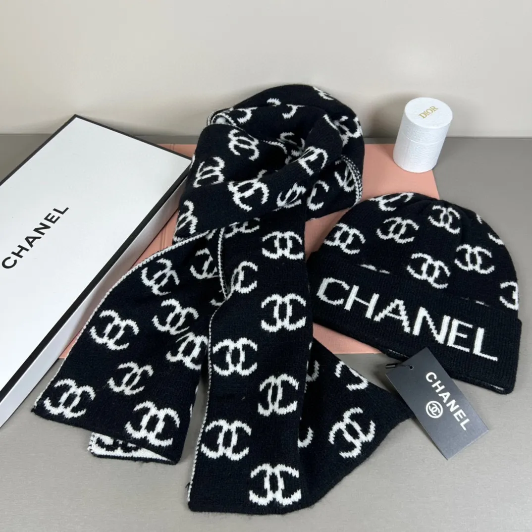 P150 CHANEL Xiaohongshu popular style, official website new classic suit hat! Hat ➕Scarf! It feels great in hand! It’s warm and super comfortable. This winter, all you need is a hat set like this. It’s warm and fashionable! Welcome to choose!!