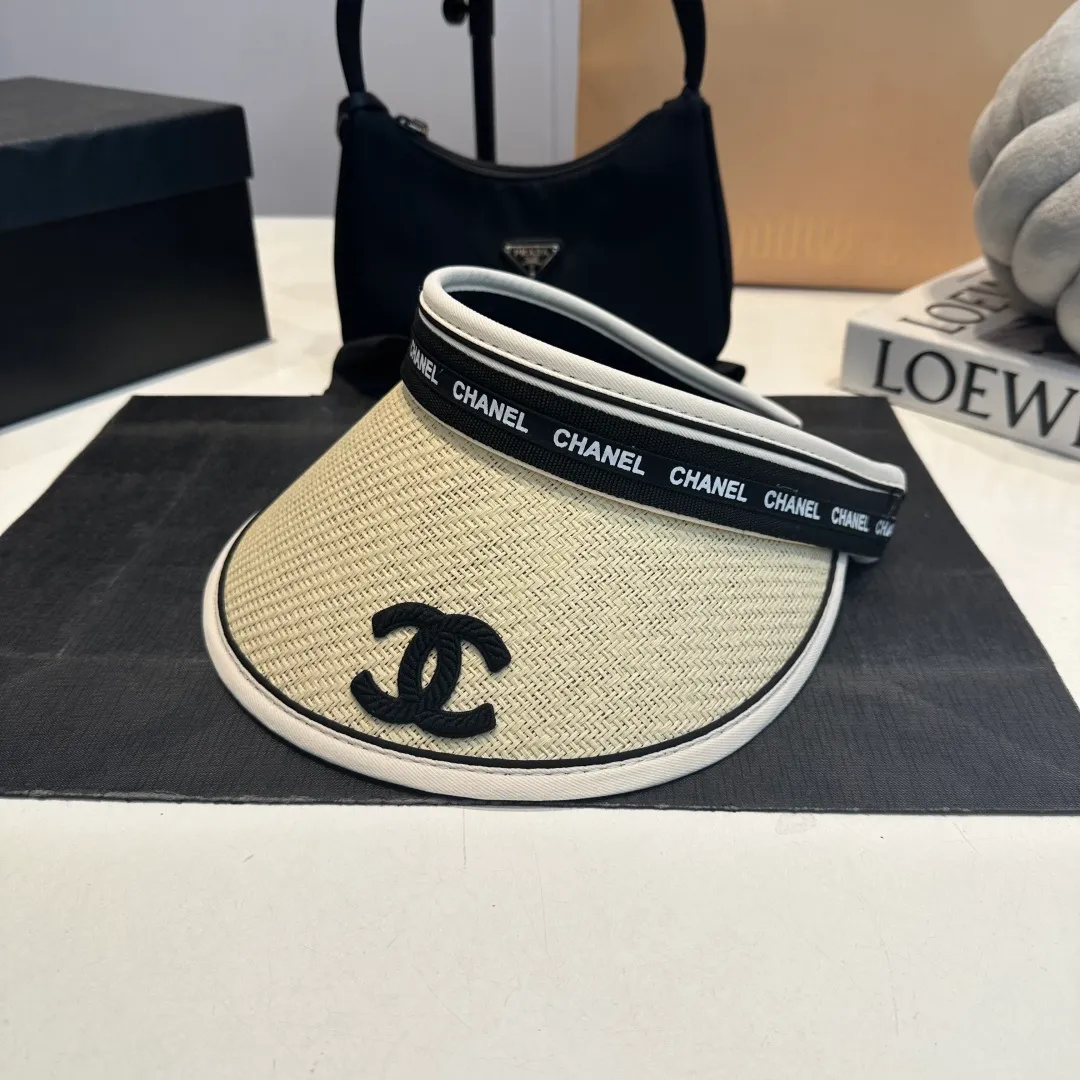 P46 Chanel's new empty top hat, sweet style 💙Because the hat is hollow, it won't feel stuffy in summer and it doesn't pick up your hairstyle and face shape! The sun protection effect is no less than that of a professional sun protection cloth hat. Just buy the modern style.