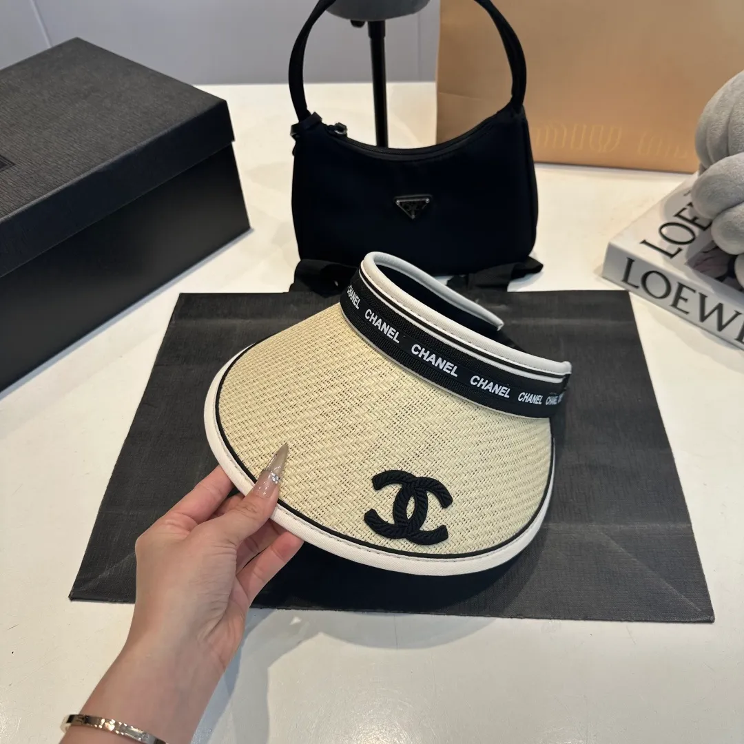 P46 Chanel's new empty top hat, sweet style 💙Because the hat is hollow, it won't feel stuffy in summer and it doesn't pick up your hairstyle and face shape! The sun protection effect is no less than that of a professional sun protection cloth hat. Just buy the modern style.