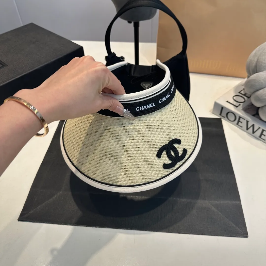 P46 Chanel's new empty top hat, sweet style 💙Because the hat is hollow, it won't feel stuffy in summer and it doesn't pick up your hairstyle and face shape! The sun protection effect is no less than that of a professional sun protection cloth hat. Just buy the modern style.