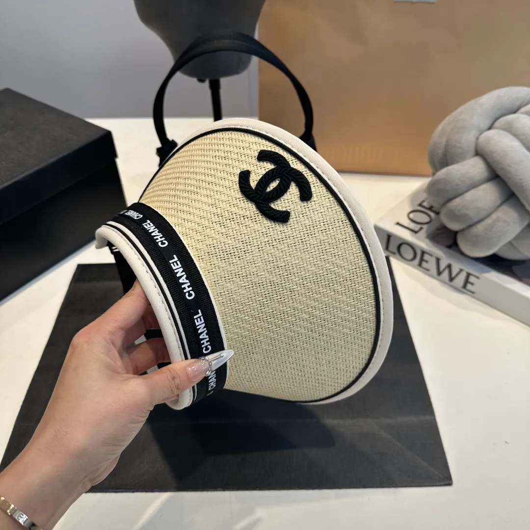 P46 Chanel's new empty top hat, sweet style 💙Because the hat is hollow, it won't feel stuffy in summer and it doesn't pick up your hairstyle and face shape! The sun protection effect is no less than that of a professional sun protection cloth hat. Just buy the modern style.
