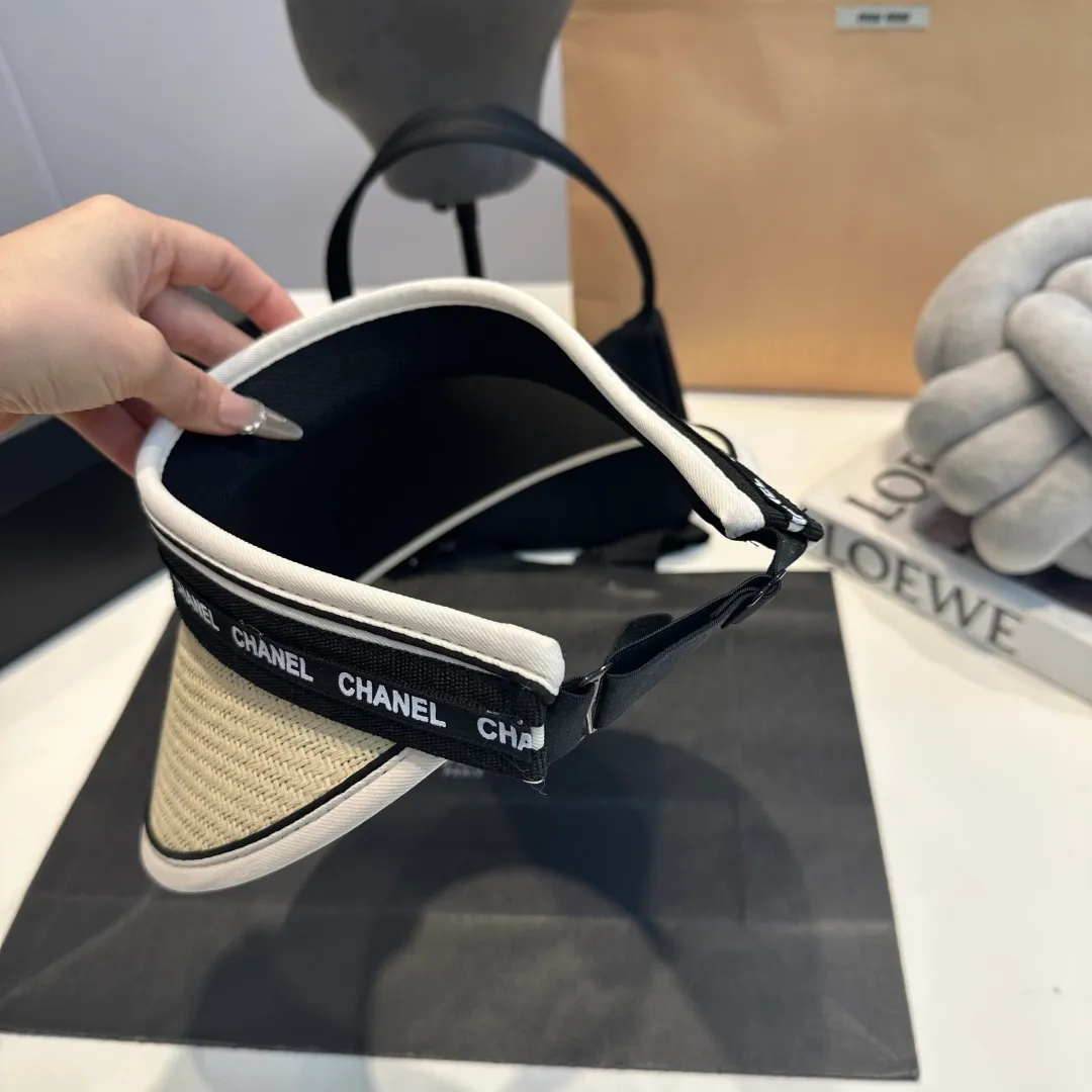 P46 Chanel's new empty top hat, sweet style 💙Because the hat is hollow, it won't feel stuffy in summer and it doesn't pick up your hairstyle and face shape! The sun protection effect is no less than that of a professional sun protection cloth hat. Just buy the modern style.