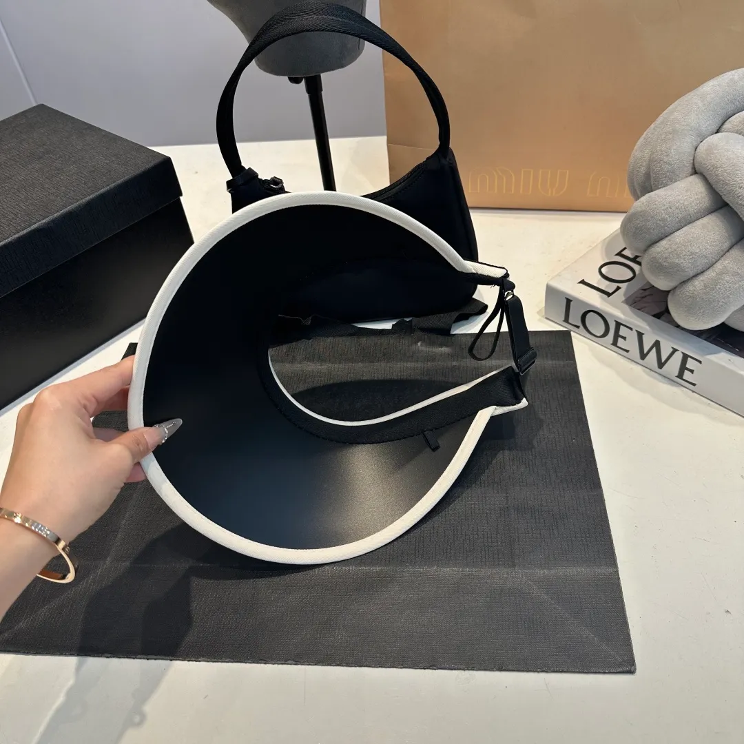 P46 Chanel's new empty top hat, sweet style 💙Because the hat is hollow, it won't feel stuffy in summer and it doesn't pick up your hairstyle and face shape! The sun protection effect is no less than that of a professional sun protection cloth hat. Just buy the modern style.