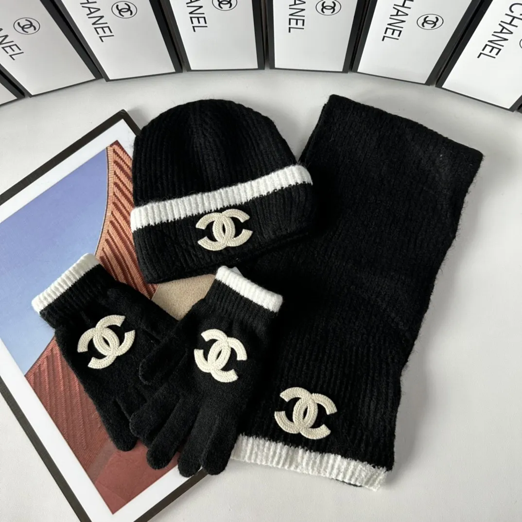 🉐️250 with dust bag. Chanel classic suit (hat➕scarf➕gloves), warm and super comfortable~A great tool for young ladies to reduce age in winter~This winter, all you need is a set of hats~warm and fashionable! Unisex model! Can be made as a couple model! Many styles, welcome to choose!