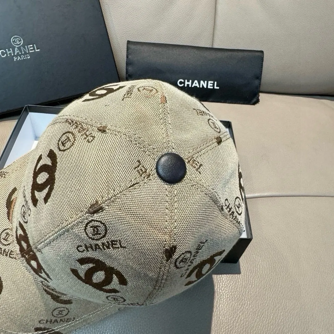 p90., Chanel (Chanel) classic original baseball cap, classic double C, 1:1 mold opening and customization at the counter, original canvas fabric + first layer of cowhide, light and breathable! The quality is great, the basic head circumference is 56cm, and the patch is adjustable.