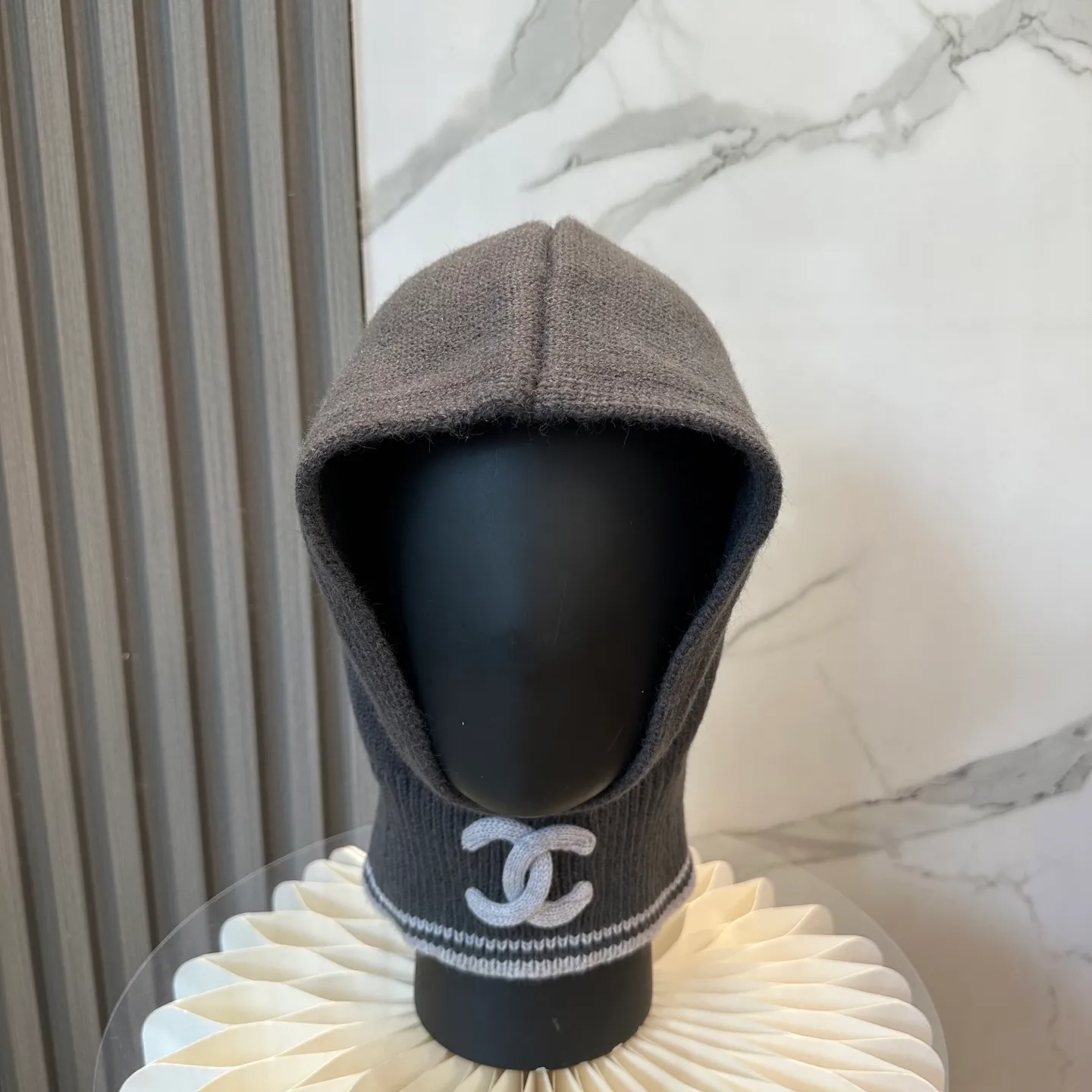 P70 Chanel Sisters, do you all own the Chanel 25b balaclava? 🤭, I checked the outfits of the little sisters in Xiaohongshu and really like them. It looks great when stacked with a peaked hat, or it is also good to use as a scarf. I love it 😍