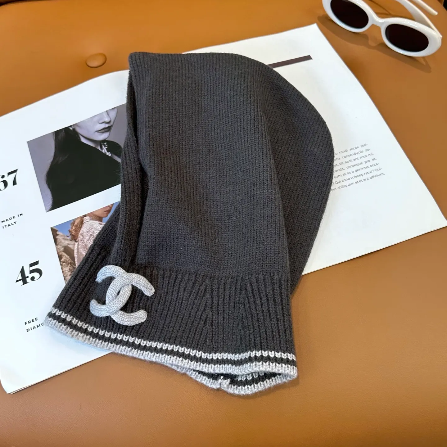 P70 Chanel Sisters, do you all own the Chanel 25b balaclava? 🤭, I checked the outfits of the little sisters in Xiaohongshu and really like them. It looks great when stacked with a peaked hat, or it is also good to use as a scarf. I love it 😍