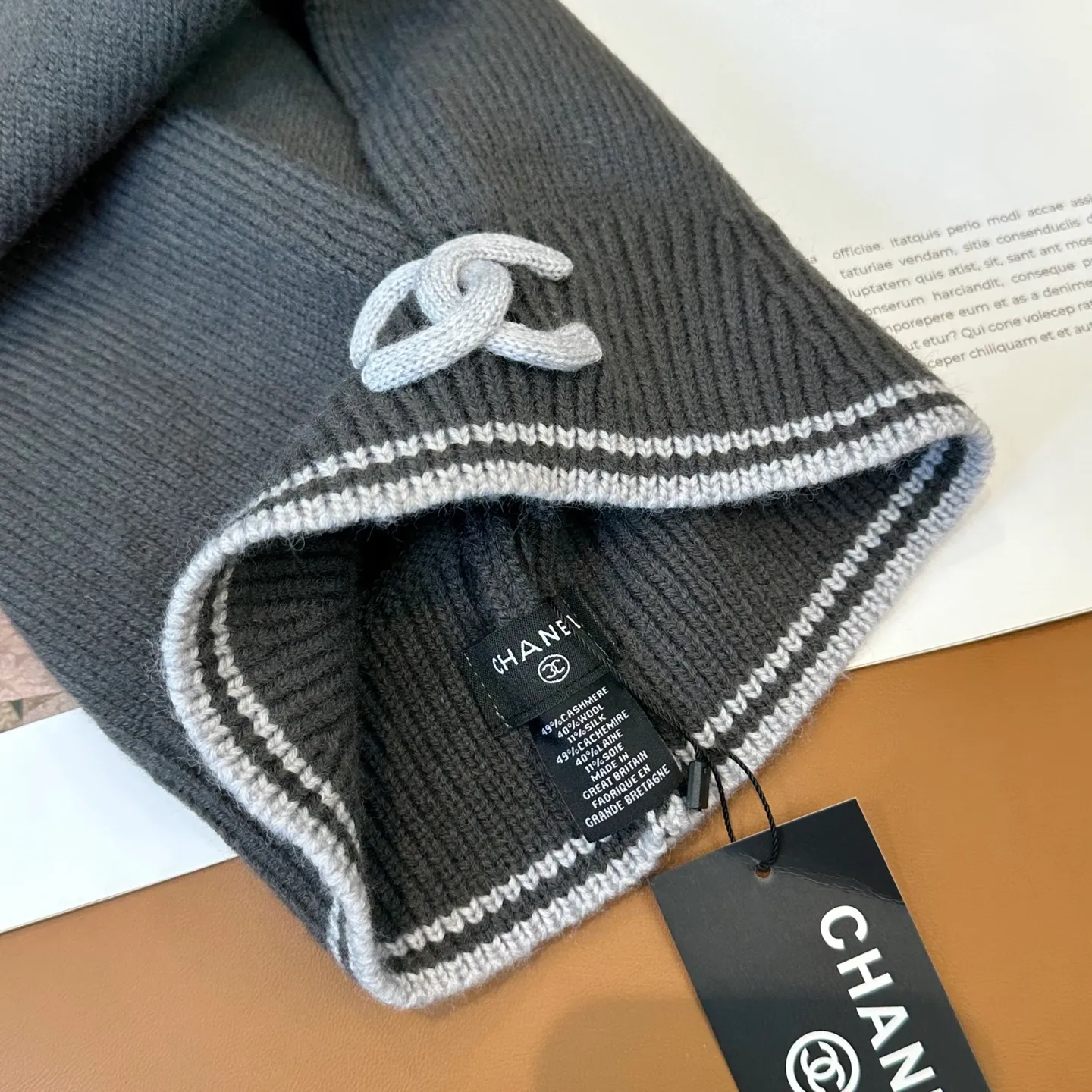 P70 Chanel Sisters, do you all own the Chanel 25b balaclava? 🤭, I checked the outfits of the little sisters in Xiaohongshu and really like them. It looks great when stacked with a peaked hat, or it is also good to use as a scarf. I love it 😍