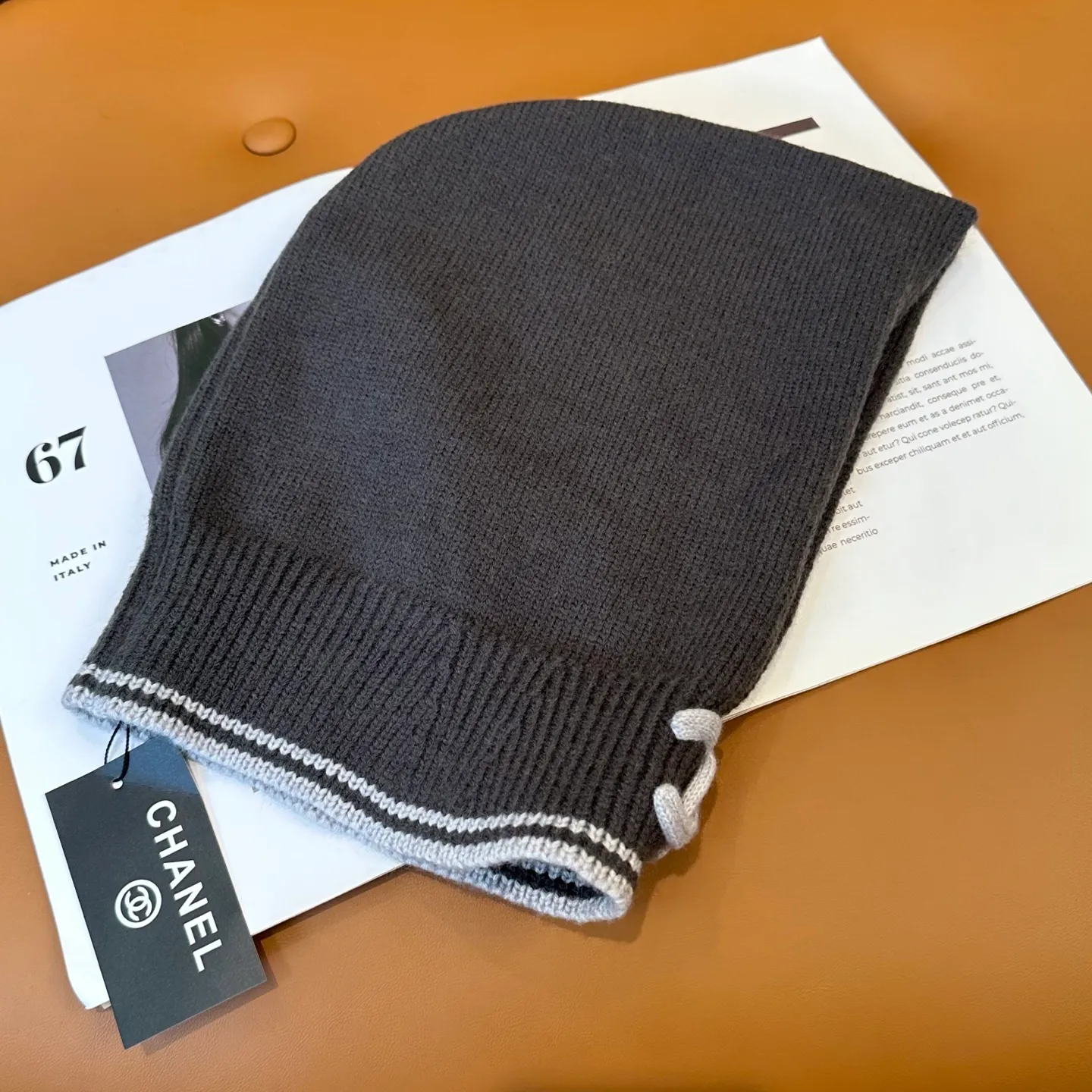 P70 Chanel Sisters, do you all own the Chanel 25b balaclava? 🤭, I checked the outfits of the little sisters in Xiaohongshu and really like them. It looks great when stacked with a peaked hat, or it is also good to use as a scarf. I love it 😍