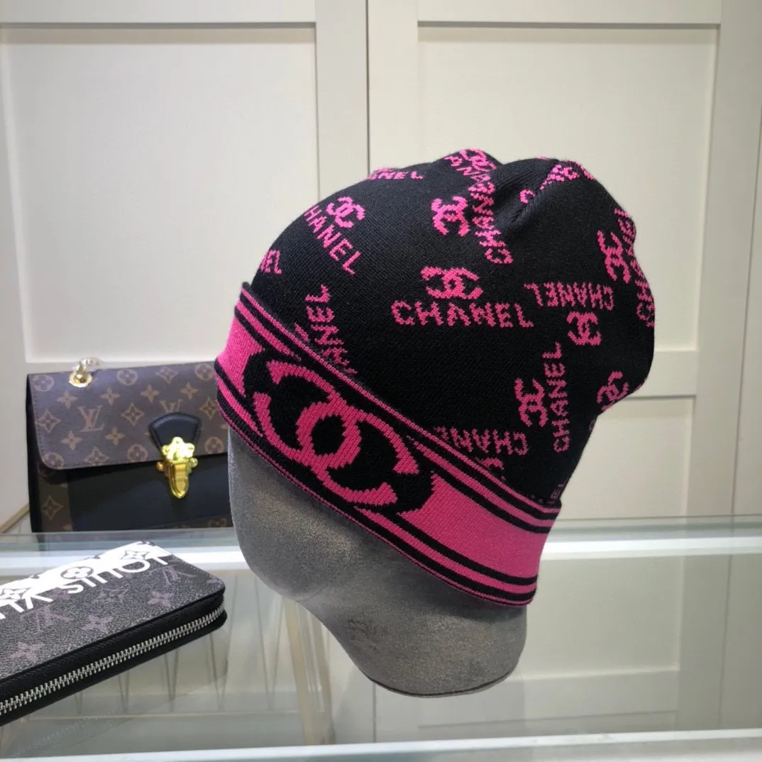 P40 comes with dust bag. CHANEL🎩cashmere wool quality knitted hat, fashionable, good quality, high-end, super soft! Super hot💖The texture is great and it’s great to match when out on the street! Fashion trends! A must-have item for autumn and winter, get it now!