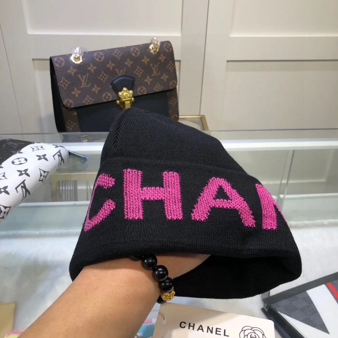 P50 Chanel CHANEL is sure to be of genuine quality. The only matching details on the market are double-layered cashmere wool knitted hats. Xiaohongshu recommends that the official website purchase price is 4980 per hat. The quality is outstanding. The matching of the big logo in autumn and winter is really perfect, and the design style is even more elegant! Order quickly