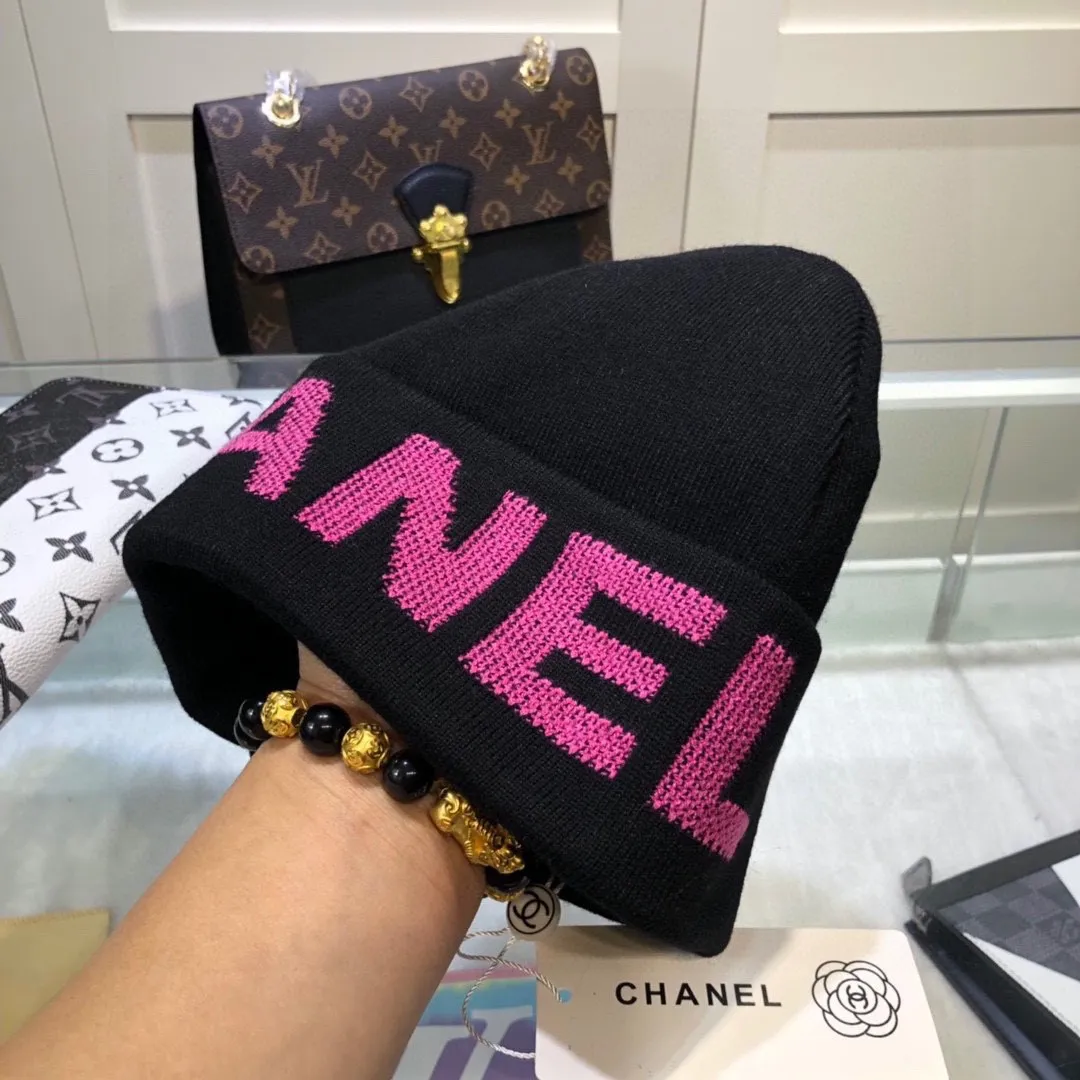 P50 Chanel CHANEL is sure to be of genuine quality. The only matching details on the market are double-layered cashmere wool knitted hats. Xiaohongshu recommends that the official website purchase price is 4980 per hat. The quality is outstanding. The matching of the big logo in autumn and winter is really perfect, and the design style is even more elegant! Order quickly