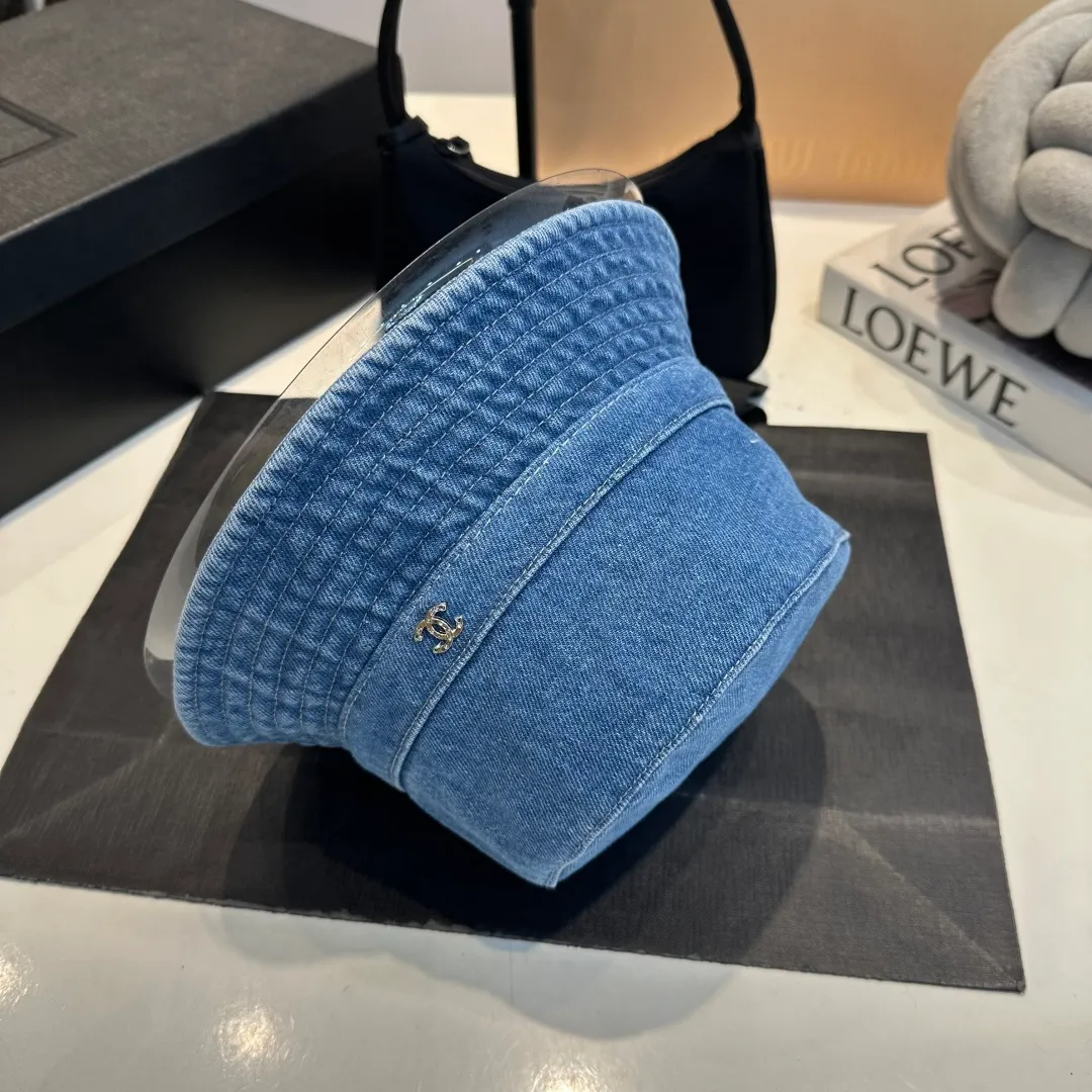 P60 Chanel denim bucket hat, an eternal classic in the fashion industry👑 The simple and elegant style is Chanel's unique interpretation of fashion. There are two denim tones, blue and gray, one full of energy and the other calm and restrained, both exuding an innate sense of high-end. The large brim design is not only a practical tool for blocking the sun, but also an excellent assistant for modifying your face. Whether you have a heart-shaped face, a round face or a square face, it can show charming lines against the background. The iconic double C logo is exquisitely embellished, low-key but flamboyantly announcing its identity. This is not only a brand logo, but also a symbol of fashion and quality.