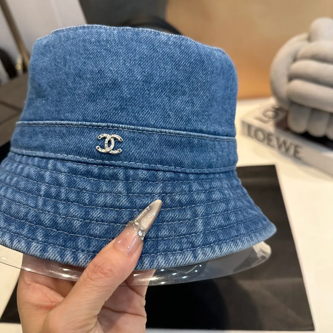 P60 Chanel denim bucket hat, an eternal classic in the fashion industry👑 The simple and elegant style is Chanel's unique interpretation of fashion. There are two denim tones, blue and gray, one full of energy and the other calm and restrained, both exuding an innate sense of high-end. The large brim design is not only a practical tool for blocking the sun, but also an excellent assistant for modifying your face. Whether you have a heart-shaped face, a round face or a square face, it can show charming lines against the background. The iconic double C logo is exquisitely embellished, low-key but flamboyantly announcing its identity. This is not only a brand logo, but also a symbol of fashion and quality.