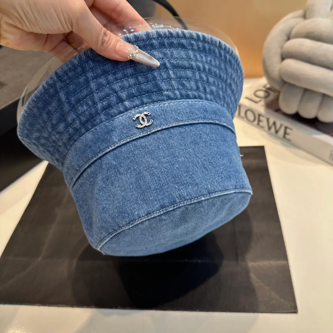 P60 Chanel denim bucket hat, an eternal classic in the fashion industry👑 The simple and elegant style is Chanel's unique interpretation of fashion. There are two denim tones, blue and gray, one full of energy and the other calm and restrained, both exuding an innate sense of high-end. The large brim design is not only a practical tool for blocking the sun, but also an excellent assistant for modifying your face. Whether you have a heart-shaped face, a round face or a square face, it can show charming lines against the background. The iconic double C logo is exquisitely embellished, low-key but flamboyantly announcing its identity. This is not only a brand logo, but also a symbol of fashion and quality.