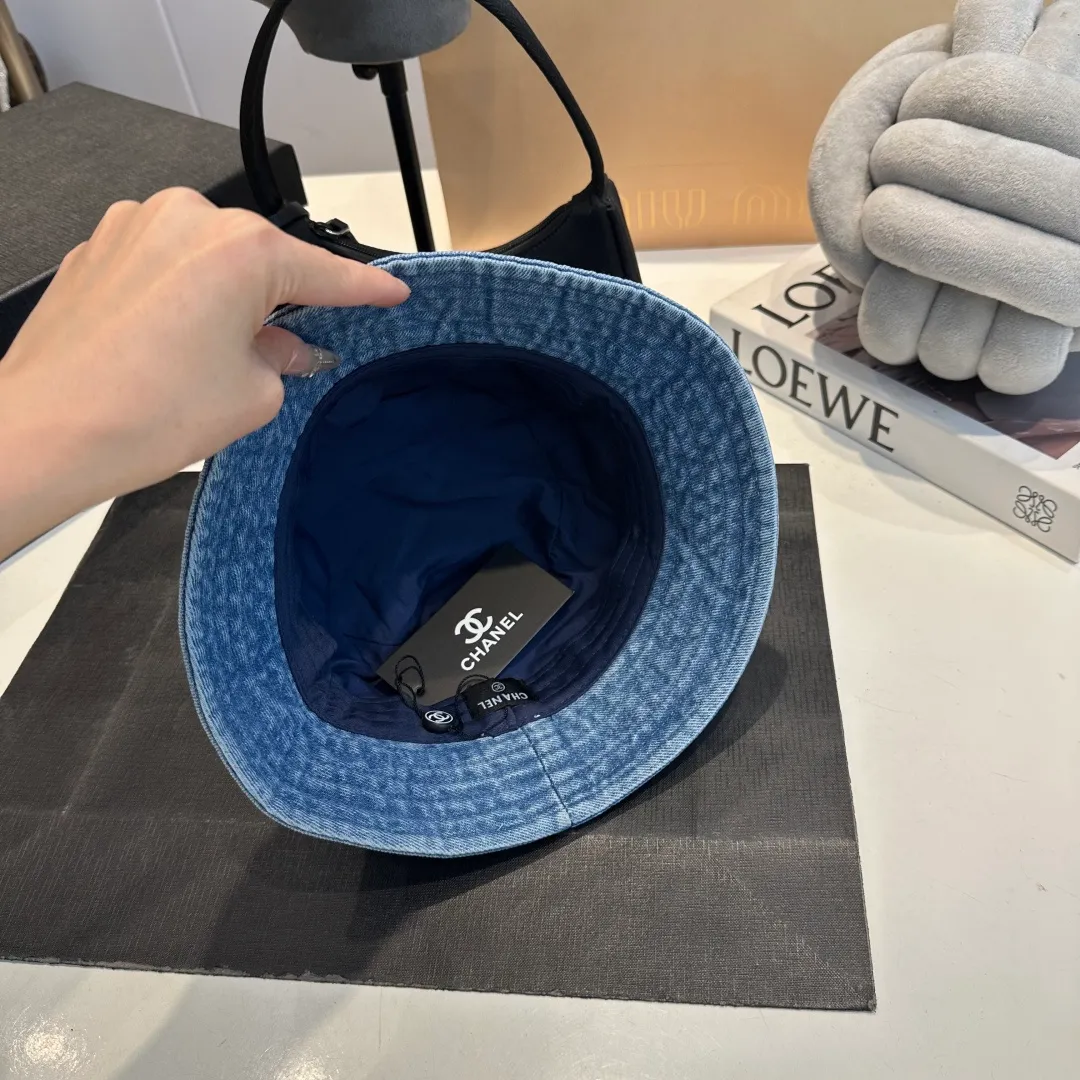 P60 Chanel denim bucket hat, an eternal classic in the fashion industry👑 The simple and elegant style is Chanel's unique interpretation of fashion. There are two denim tones, blue and gray, one full of energy and the other calm and restrained, both exuding an innate sense of high-end. The large brim design is not only a practical tool for blocking the sun, but also an excellent assistant for modifying your face. Whether you have a heart-shaped face, a round face or a square face, it can show charming lines against the background. The iconic double C logo is exquisitely embellished, low-key but flamboyantly announcing its identity. This is not only a brand logo, but also a symbol of fashion and quality.
