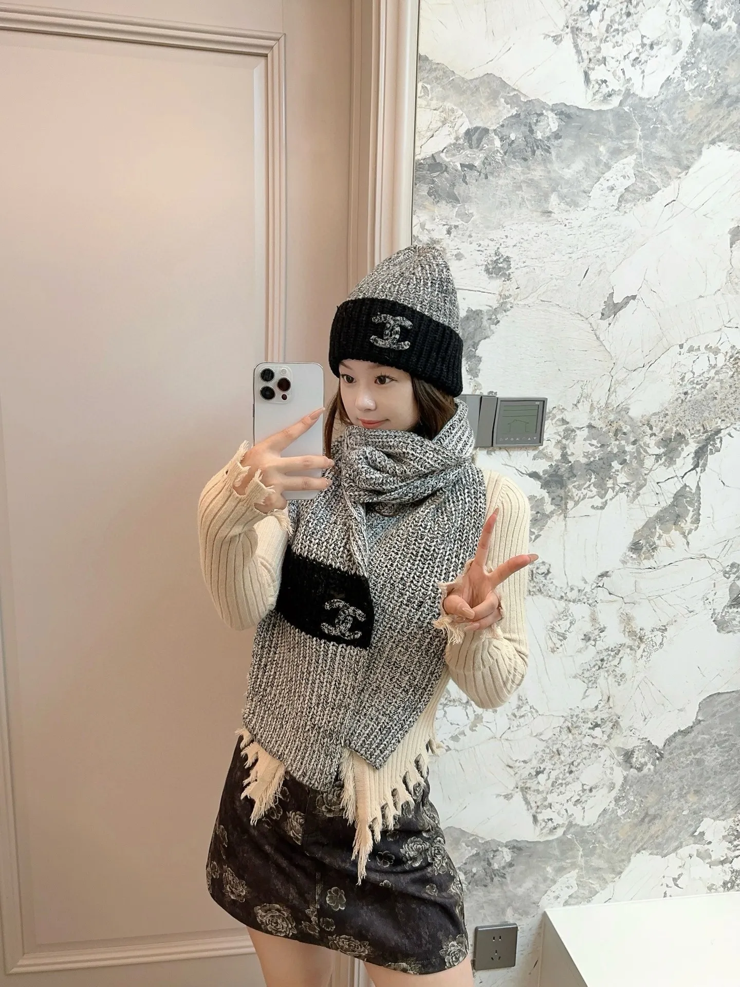 P170 CHANEL official website new classic suit hat! Hat ➕Scarf! It feels great in hand! It’s warm and super comfortable. This winter, all you need is a hat set like this. It’s warm and fashionable! Welcome to choose!!