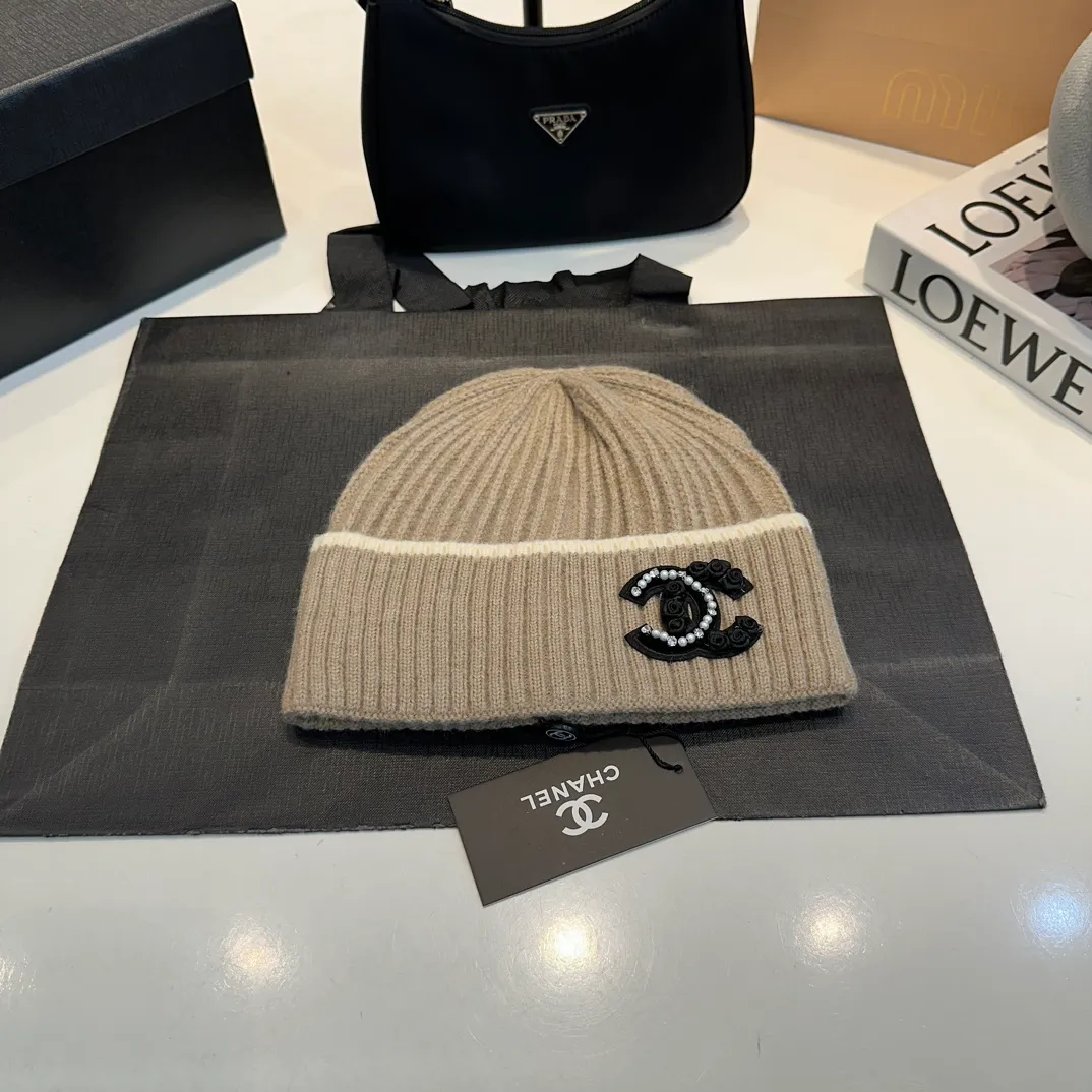 P60 Chanel official website quality Chanel autumn and winter wool hat recommended by internet celebrity fashion bloggers. It is a knitted hat with a super soft and comfortable feel and excellent elasticity!