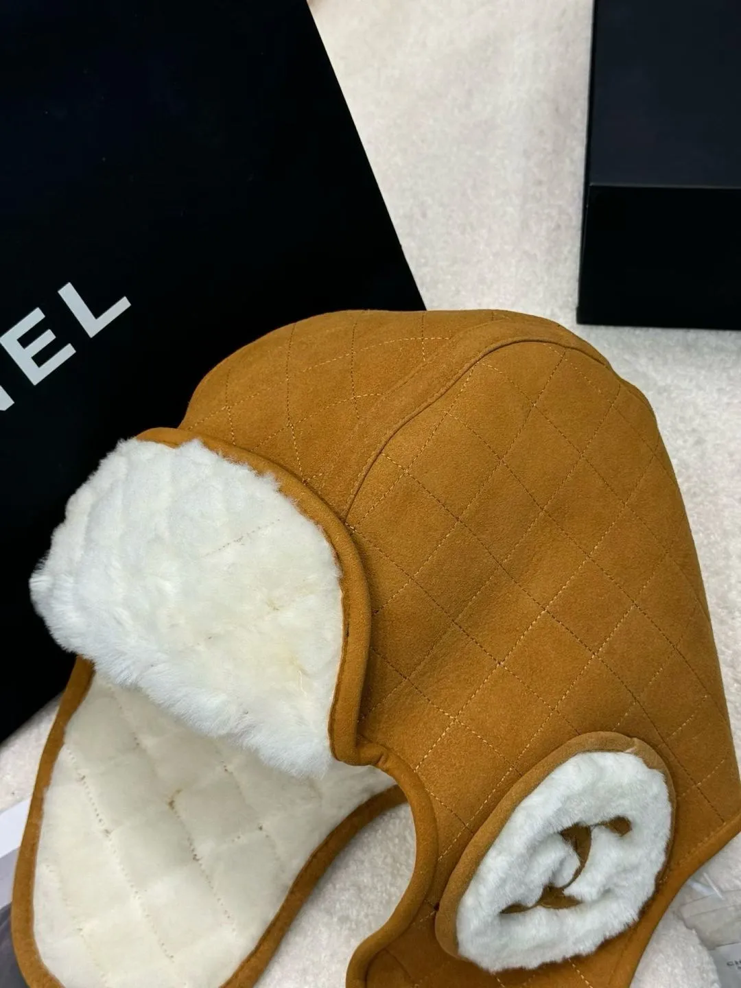 [Original customization] New on Chanel 24 n, Chanel Lei Feng hat. The furry autumn and winter atmosphere fills the Coconeige ski super-produced Lei Feng hat and furry earmuff scarf. This season’s must-buy atmosphere is 100%, warm and good-looking. One size fits all, integrated with sheepskin and fine wool material.