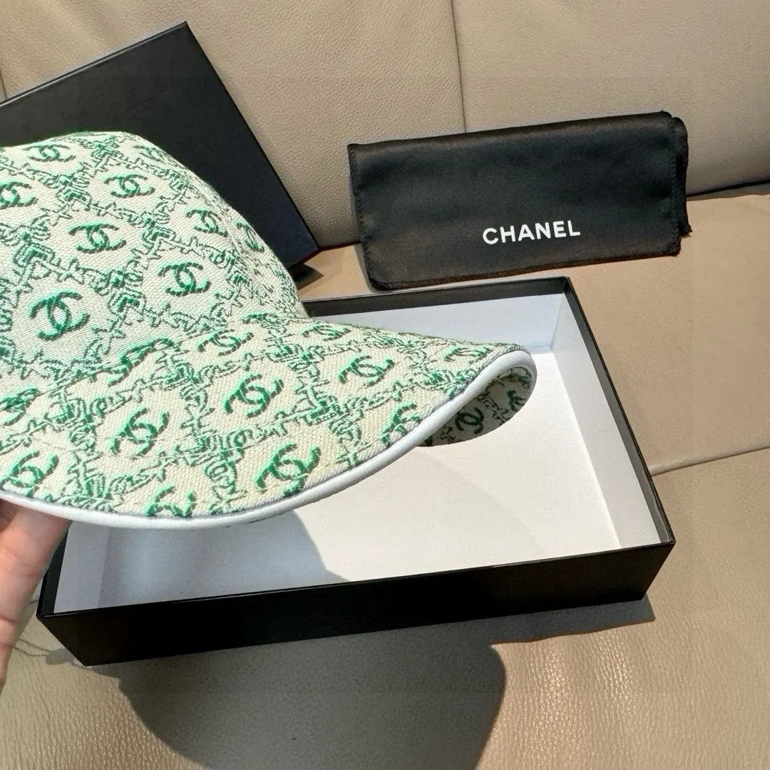 p90 new model shipped!   , Chanel (Chanel) new original baseball cap, small double C jacquard, 1:1 mold opening and customization at the counter, original canvas fabric + first layer of cowhide, light and breathable! The quality is great, the basic head circumference is 56cm, and the patch is adjustable.