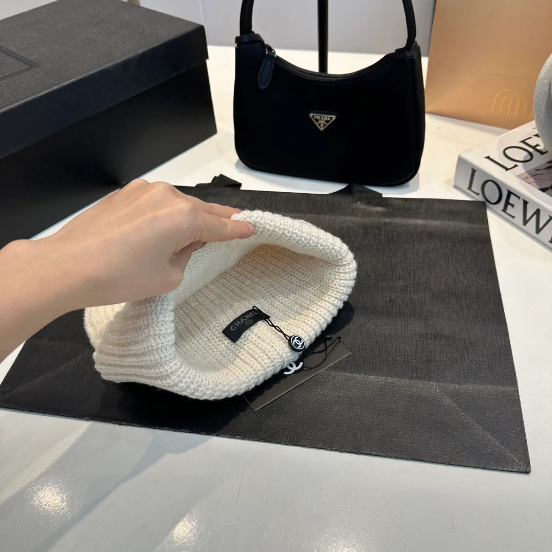 P60 Chanel Chanel's new autumn and winter woolen hat is the same for men and women. It contains 70% wool fabric and has complete internal labels.  The latest technology, one-piece molding, is super beautiful. The autumn and winter wool knitted beanie feels good to the touch ~ the color is super white ~ and it has a great atmosphere when taking photos, and it is very versatile ~