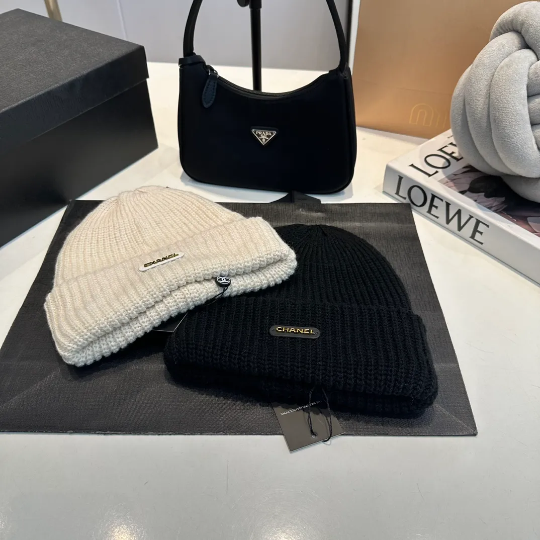 P60 Chanel Chanel's new autumn and winter woolen hat is the same for men and women. It contains 70% wool fabric and has complete internal labels.  The latest technology, one-piece molding, is super beautiful. The autumn and winter wool knitted beanie feels good to the touch ~ the color is super white ~ and it has a great atmosphere when taking photos, and it is very versatile ~