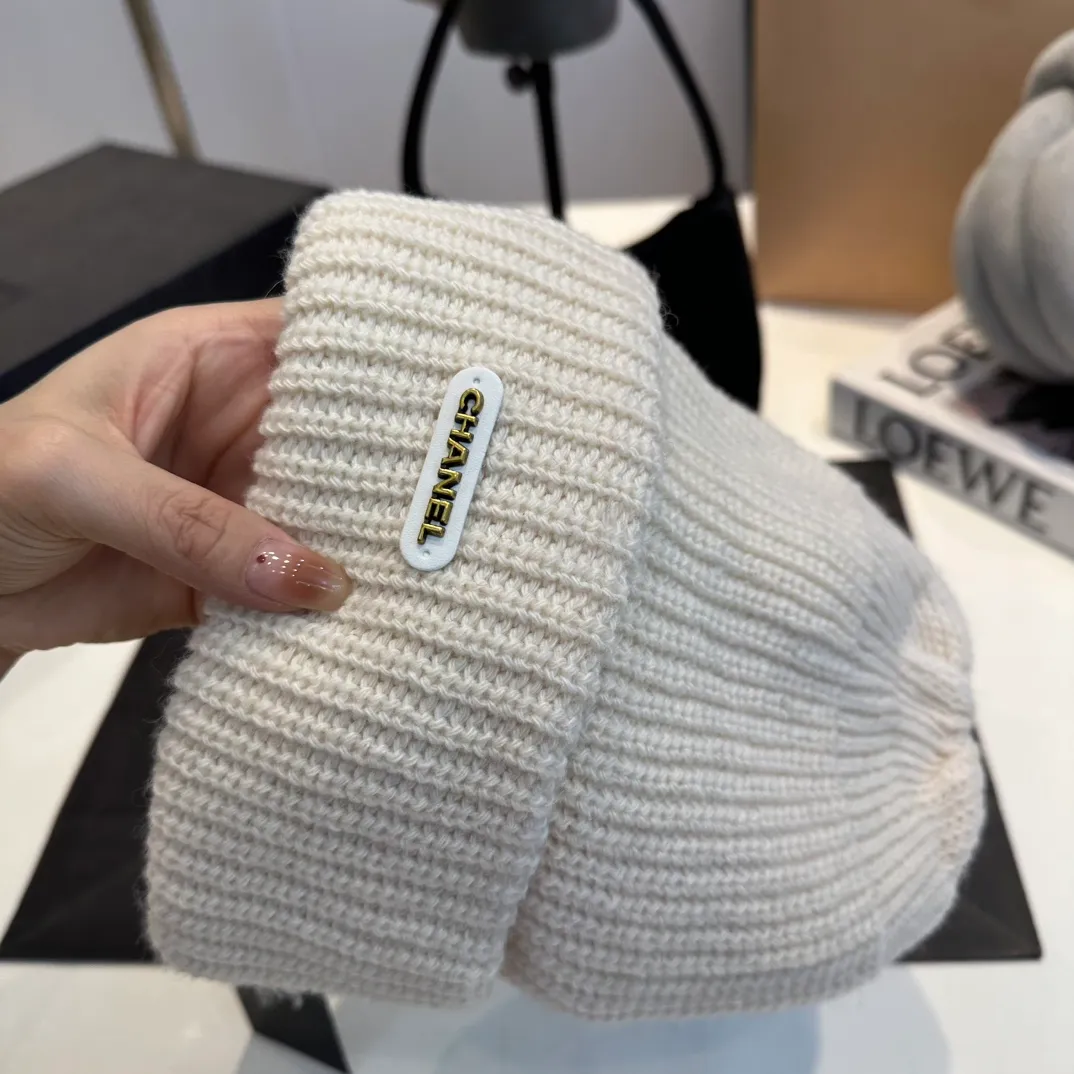 P60 Chanel Chanel's new autumn and winter woolen hat is the same for men and women. It contains 70% wool fabric and has complete internal labels.  The latest technology, one-piece molding, is super beautiful. The autumn and winter wool knitted beanie feels good to the touch ~ the color is super white ~ and it has a great atmosphere when taking photos, and it is very versatile ~