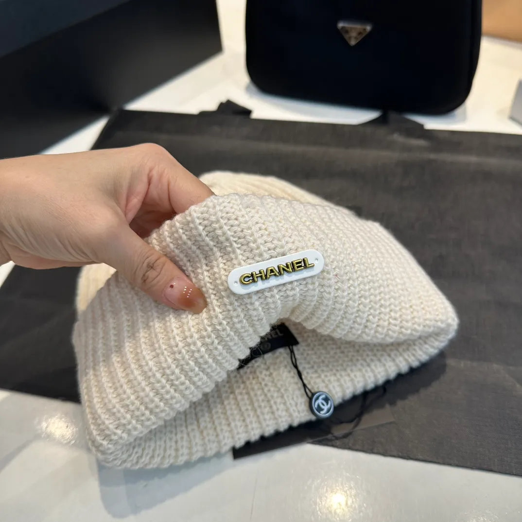 P60 Chanel Chanel's new autumn and winter woolen hat is the same for men and women. It contains 70% wool fabric and has complete internal labels.  The latest technology, one-piece molding, is super beautiful. The autumn and winter wool knitted beanie feels good to the touch ~ the color is super white ~ and it has a great atmosphere when taking photos, and it is very versatile ~