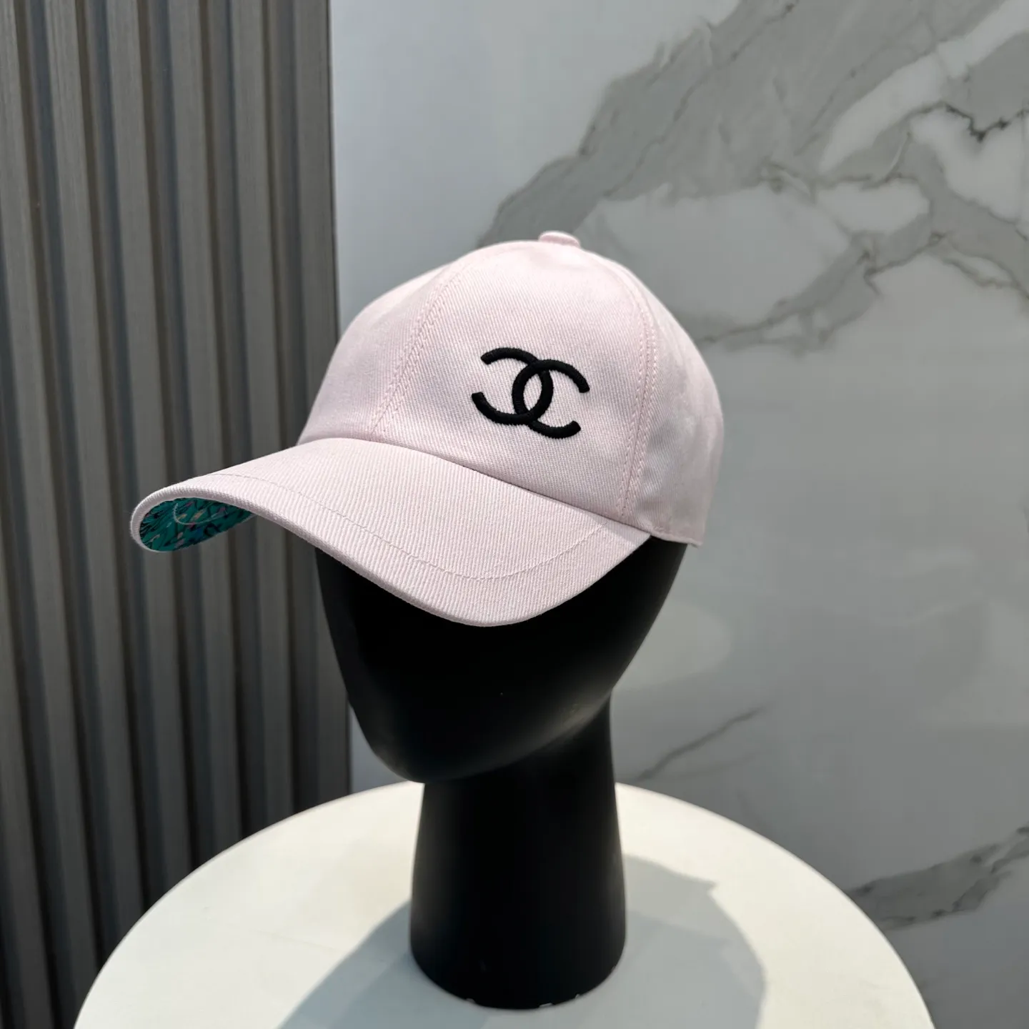 P90 Chanel (Chanel) counter new double-sided embroidered baseball cap🧢1:1 mold customization, three-dimensional embroidery, exquisite and flawless! 100% pure cotton fabric, original factory quality, exclusive physical photography.