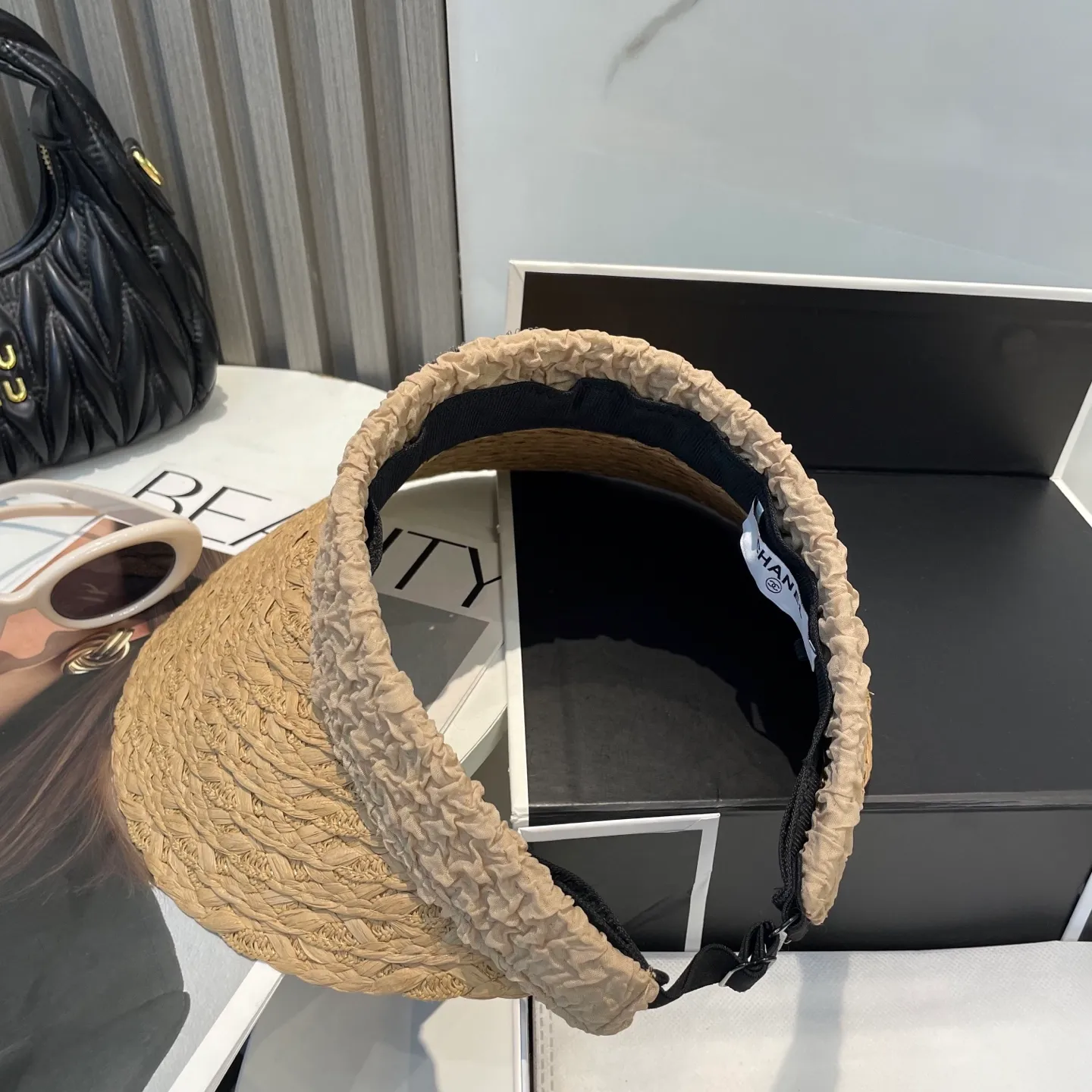 P70 Chanel's new hollow top hat, sweet style 💙Because the hat is hollow, you won't feel stuffy in summer and it doesn't pick up your hairstyle and face shape! The sun protection effect is no less than that of a professional sun protection cloth hat. Just buy the western style one🙄