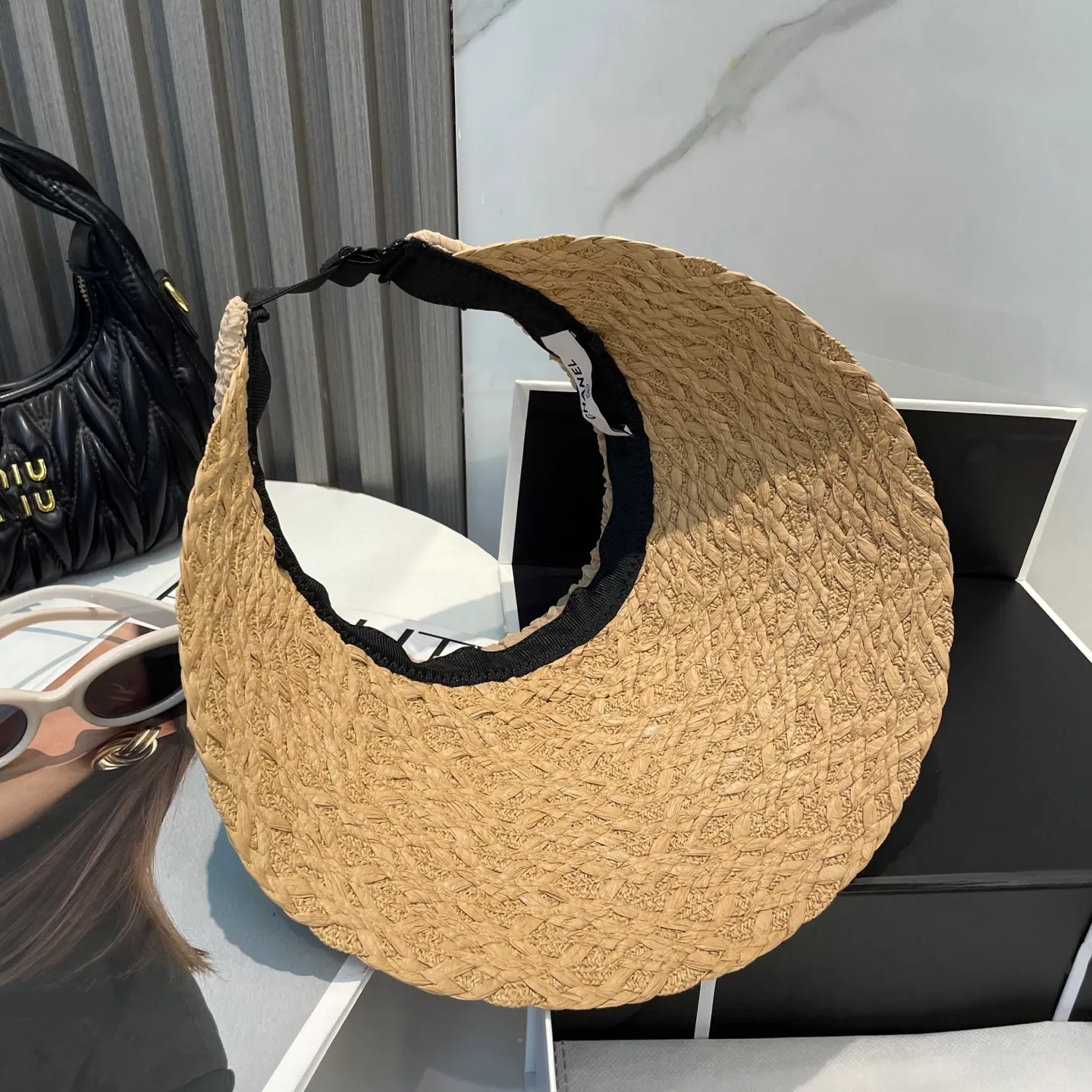 P70 Chanel's new hollow top hat, sweet style 💙Because the hat is hollow, you won't feel stuffy in summer and it doesn't pick up your hairstyle and face shape! The sun protection effect is no less than that of a professional sun protection cloth hat. Just buy the western style one🙄